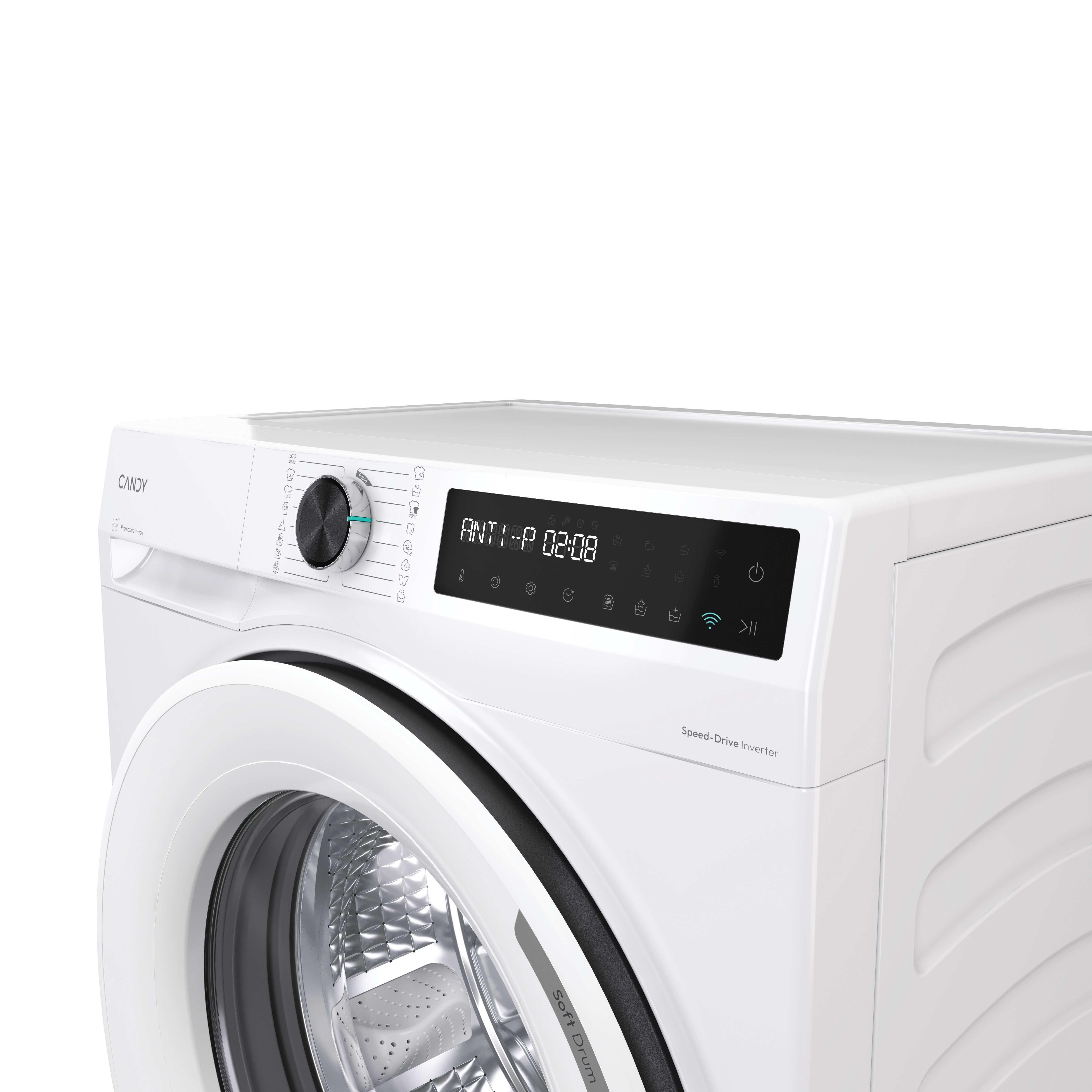 Una lavadora Candy blanca. Tiene una pantalla digital que muestra el tiempo del programa y botones para la configuración. La puerta está cerrada.