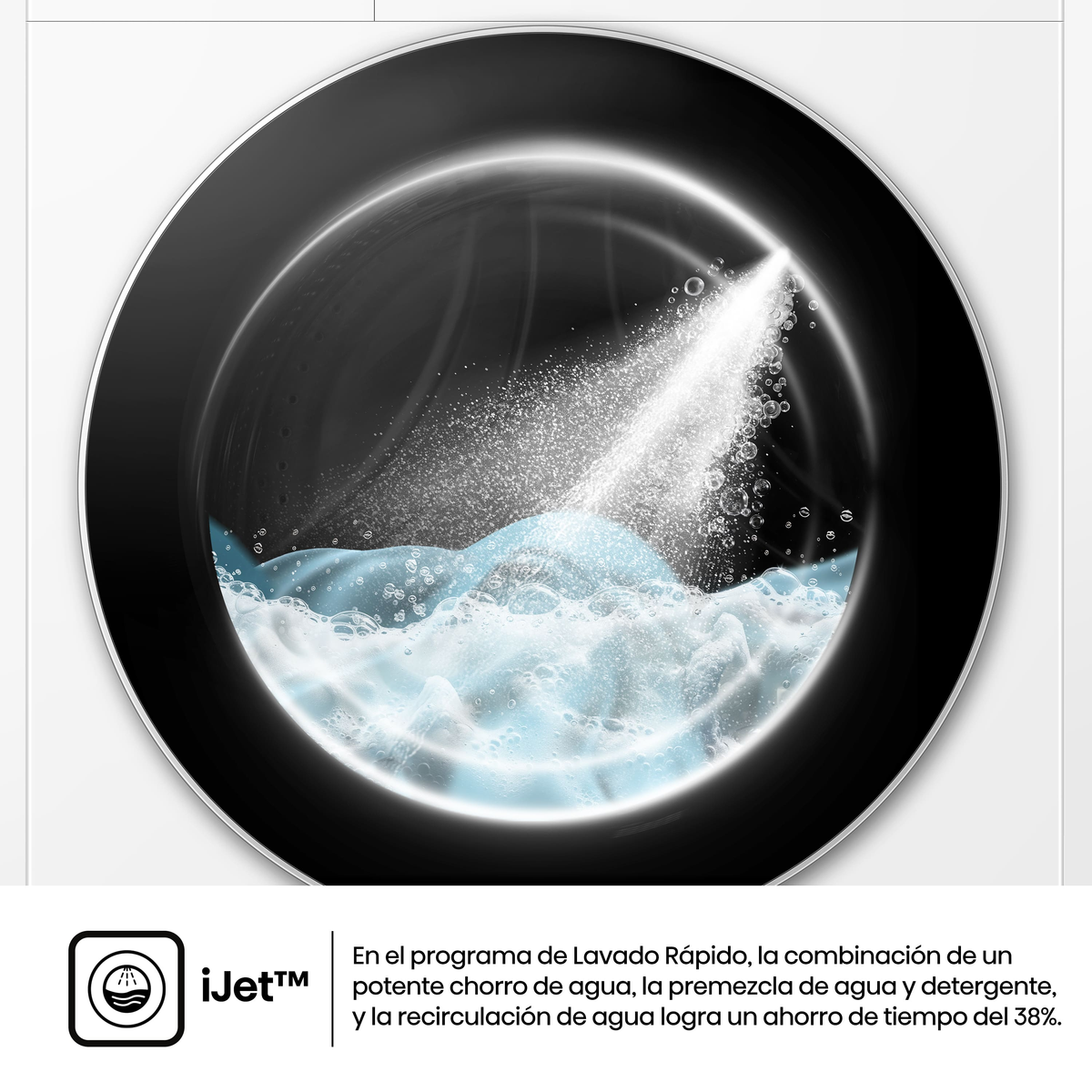 Bęben pralki jest wypełniony wodą i pianą. Strumień wody tryska z góry. Ubrania są widoczne na dole.