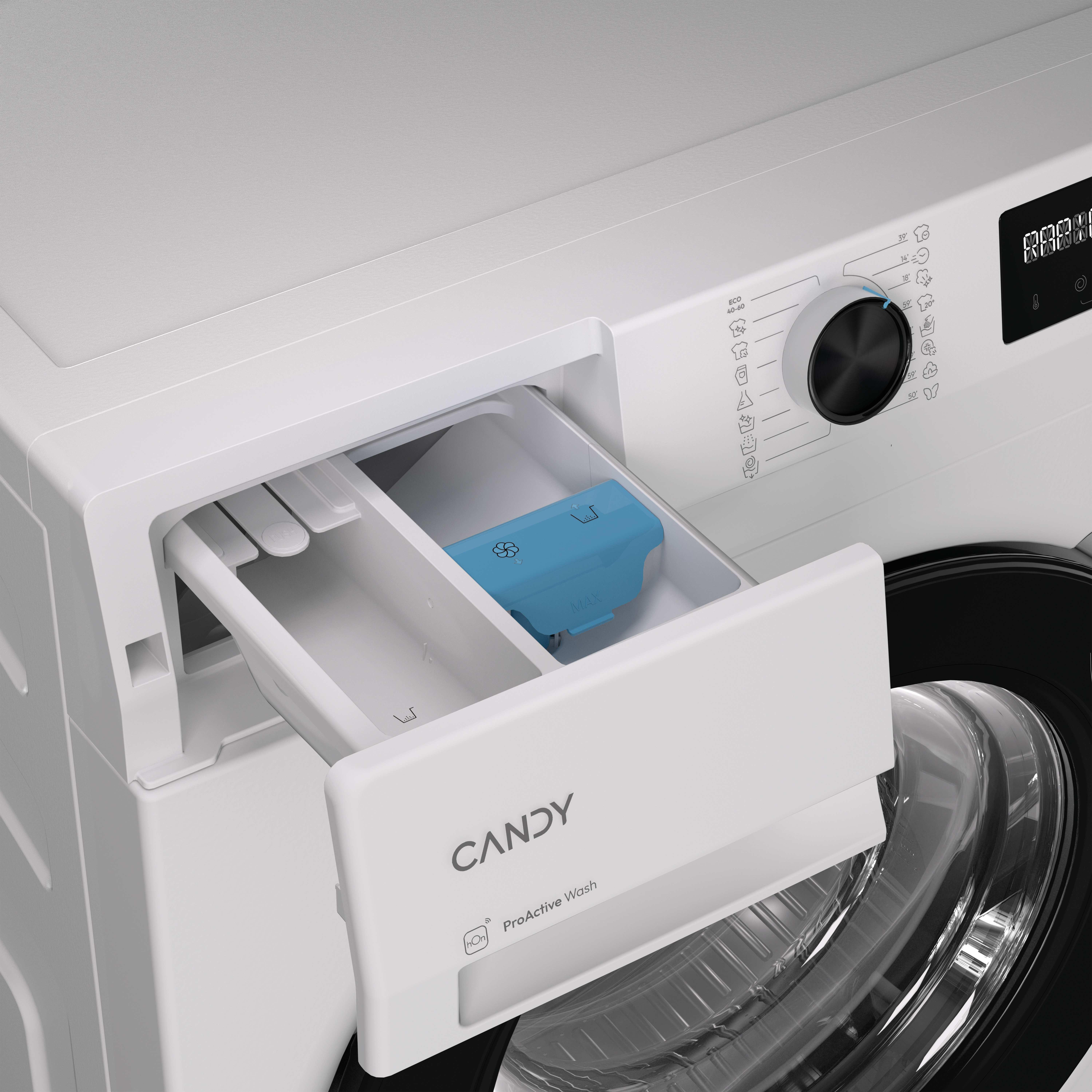 Una lavatrice bianca con cassetto detersivo aperto. Un vano blu è visibile. Il marchio è CANDY.