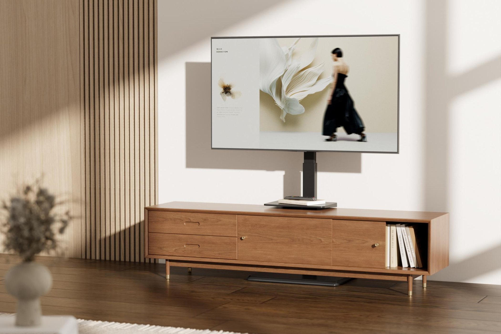 Een moderne woonkamer met een tv op een standaard boven een houten kast. De tv toont een vrouw in het zwart. De achtergrond heeft houten panelen.