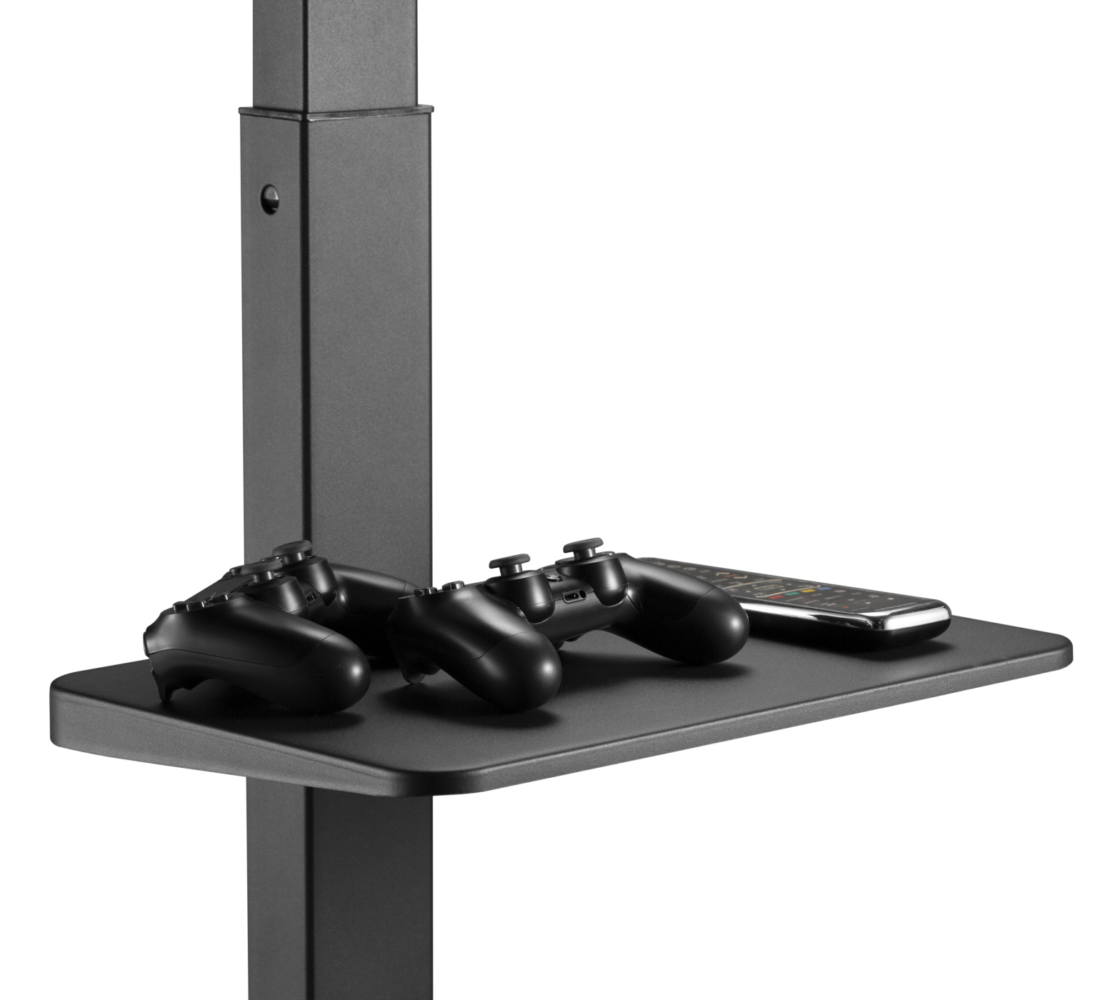Een zwarte standaard houdt drie gamecontrollers en een smartphone vast. De standaard is donkergrijs. Witte achtergrond.