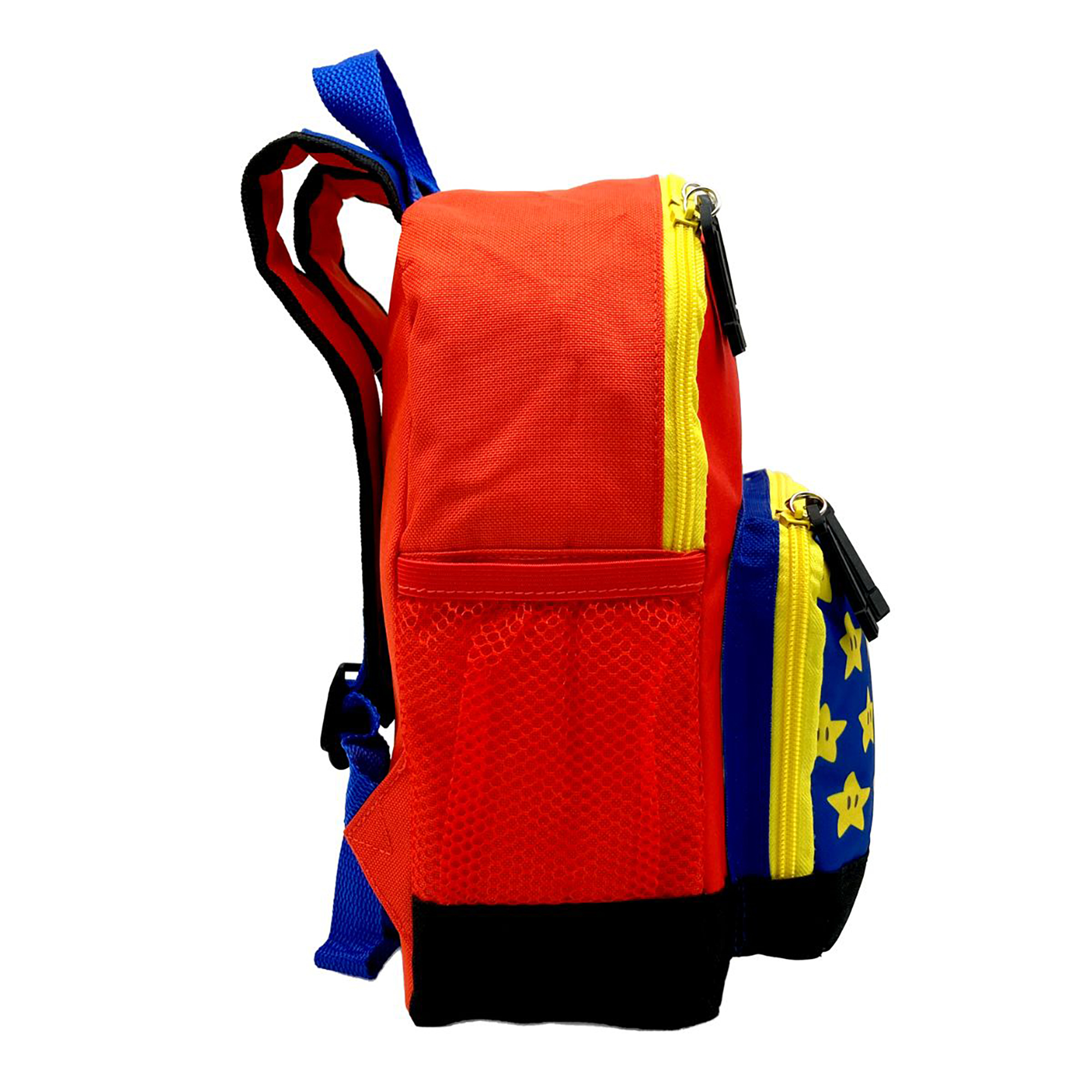Zaino rosso con cerniera gialla, spallacci blu e tasca laterale con stelle gialle su blu. Tasca a rete nera.