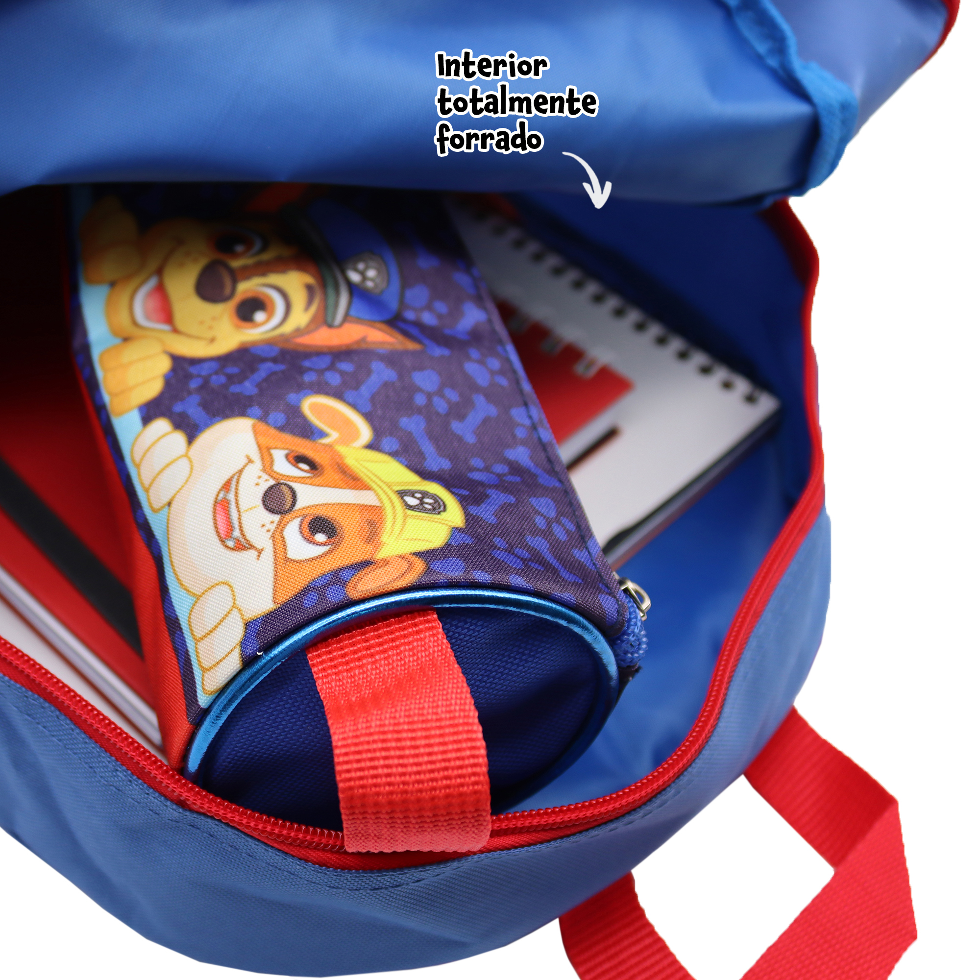 Mochila azul abierta con estuche de Paw Patrol, correa roja y cuadernos dentro.