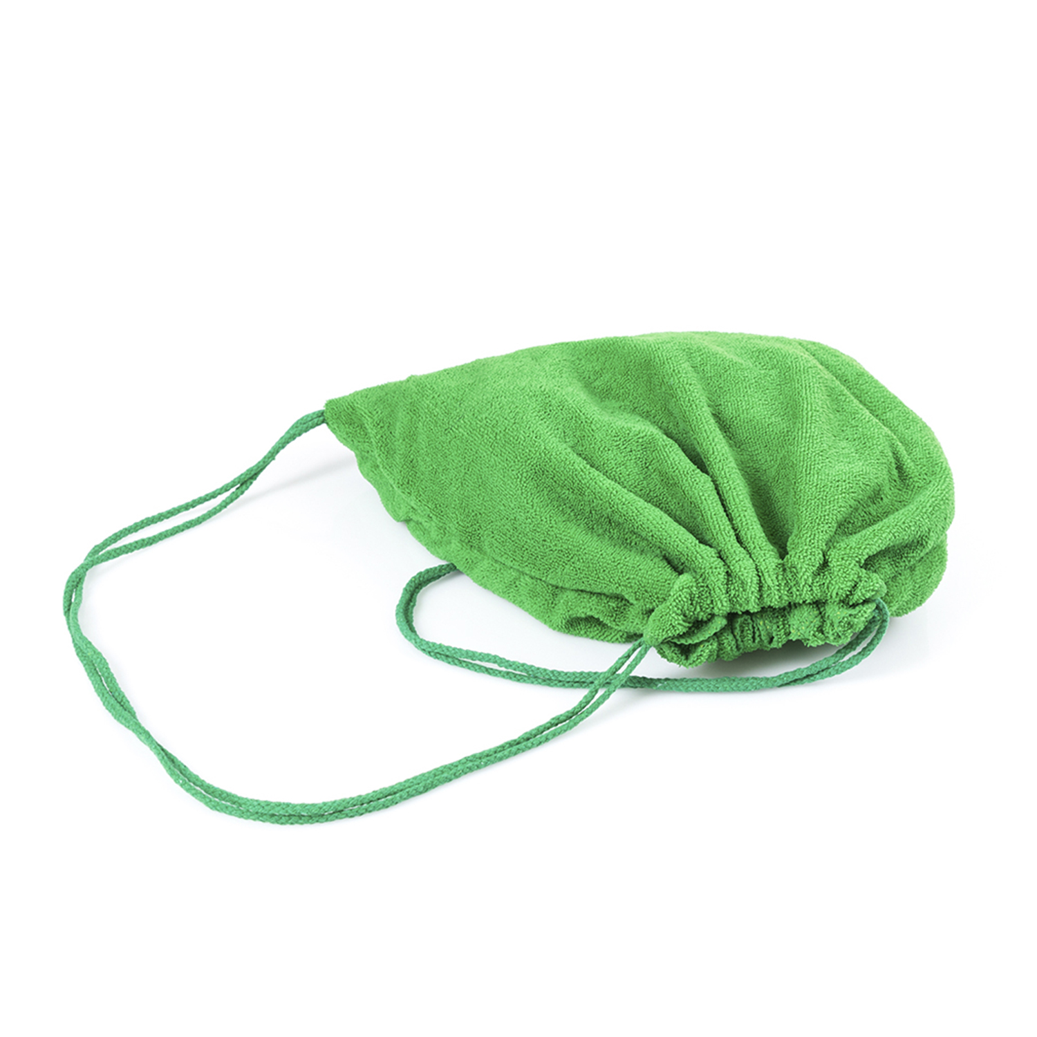 Una sacca verde con coulisse è su una superficie bianca. La sacca è in tessuto strutturato e ha una chiusura a coulisse.