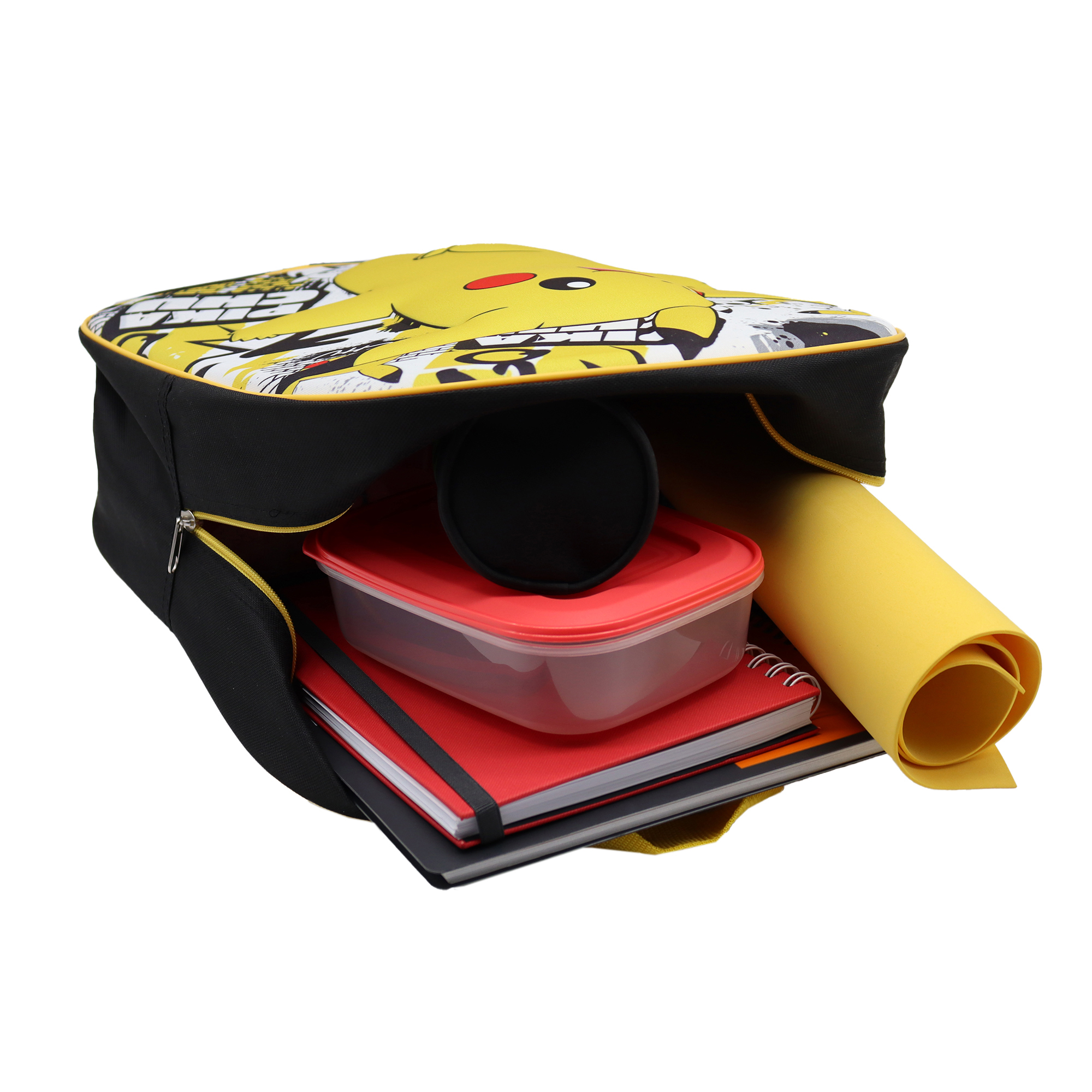 Zaino Pikachu aperto, mostra un contenitore per il pranzo, un oggetto nero, quaderni e un tappetino giallo. Tutto su sfondo bianco.