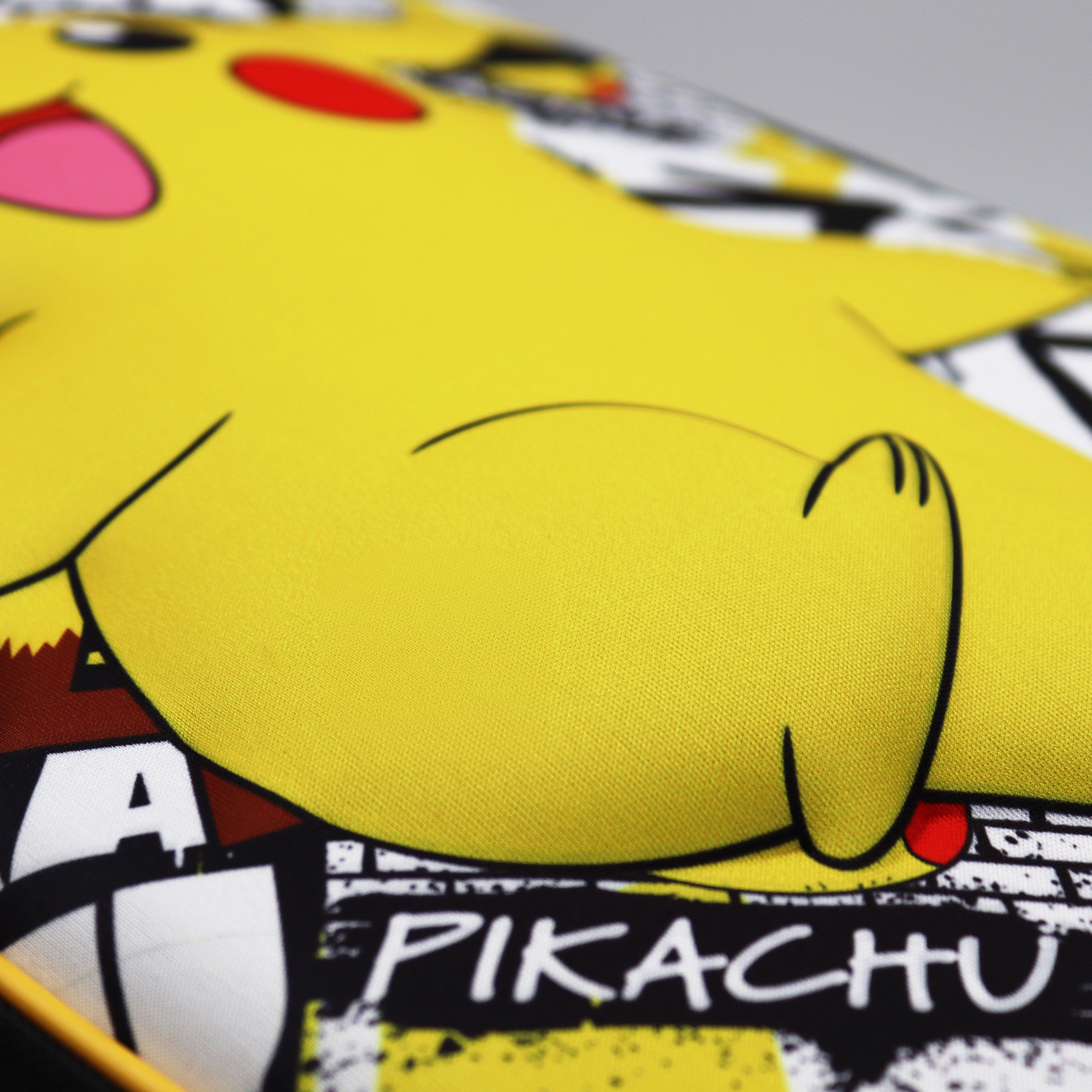 Primo piano del corpo giallo di Pikachu. Guance rosse, bocca rosa, contorno nero e la parola 'PIKACHU' sono visibili.
