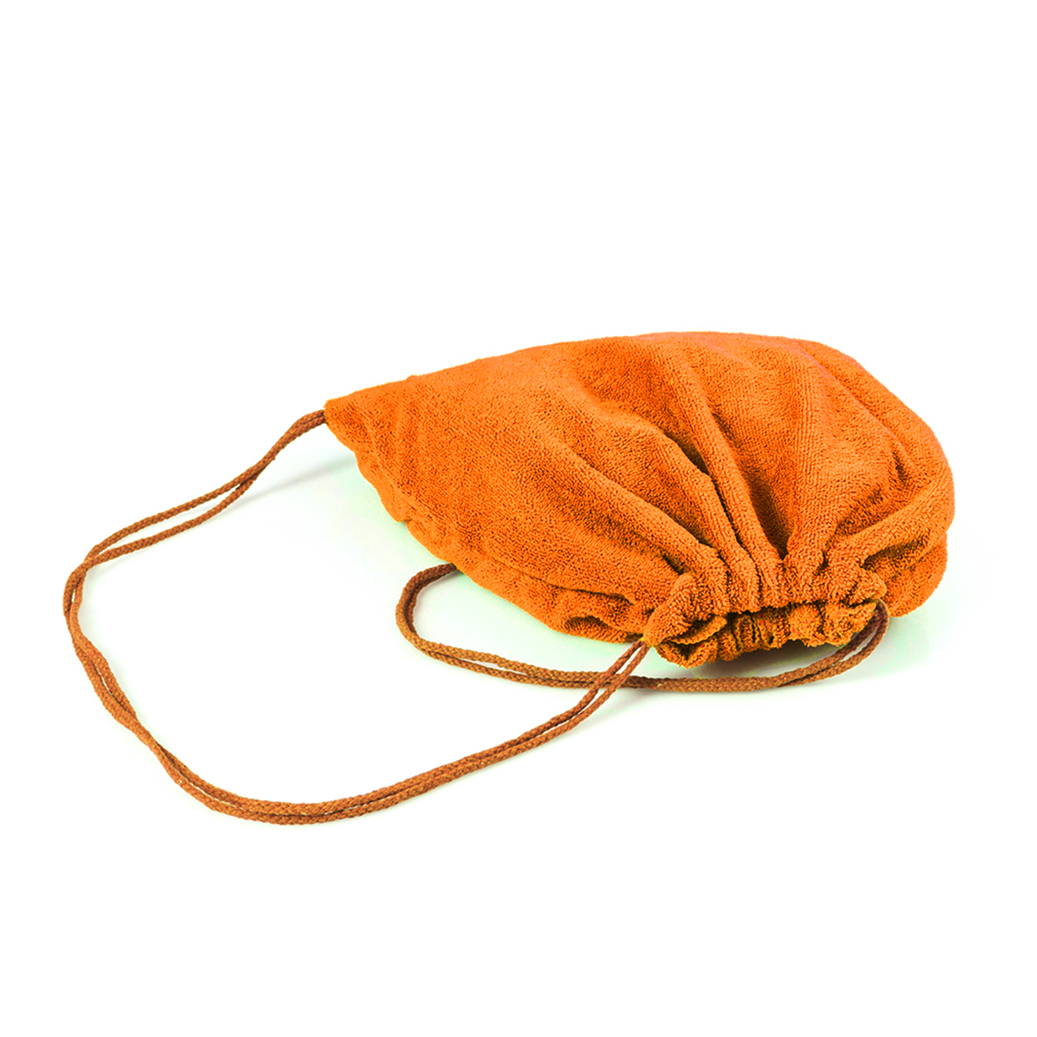 Una borsa arancione con coulisse è appoggiata su una superficie bianca. La borsa è realizzata in tessuto strutturato. Il cordoncino è marrone.