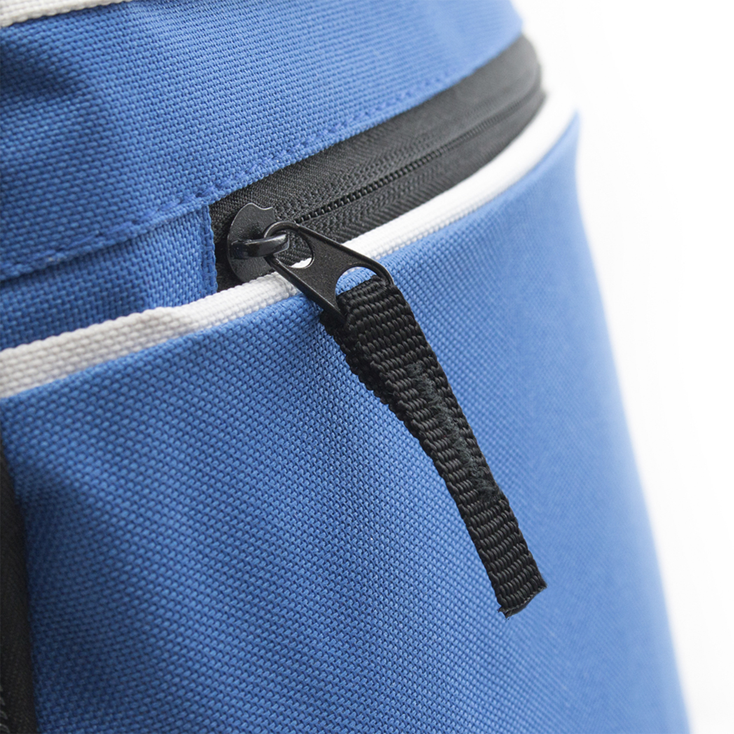 Primo piano di una borsa blu con cerniera nera. La cerniera è parzialmente aperta, rivelando una striscia bianca e grigia.