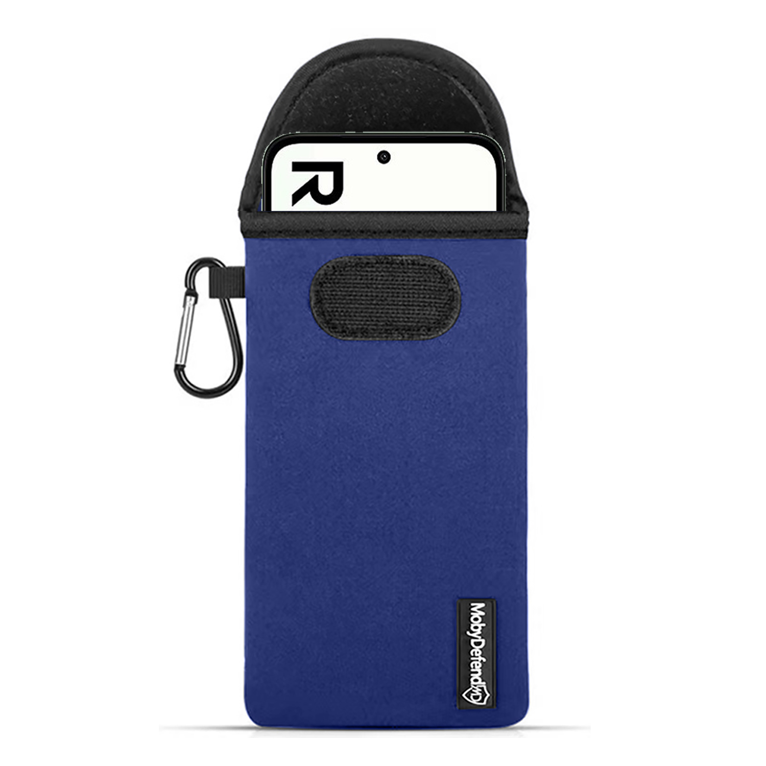 Een blauwe telefoonhoes met een zwarte bovenkant en een zilveren haak. Een telefoon is gedeeltelijk zichtbaar. De hoes heeft een MobyDefend-logo.