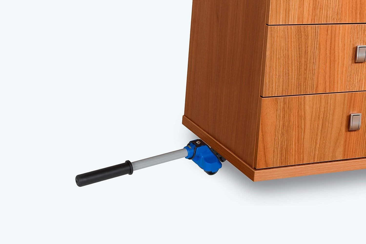 Eine braune Holzkommode wird von einem blauen Möbellifter angehoben. Der Heber hat einen schwarzen Griff und eine silberne Stange.