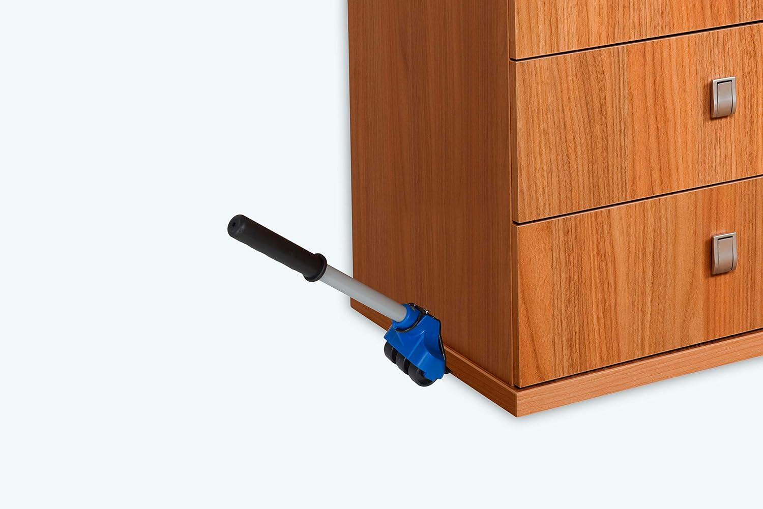 Ein Möbelpacker mit blauem Sockel und schwarzem Griff wird unter eine Holzkommode gestellt. Die Kommode hat Schubladen mit Metallgriffen.