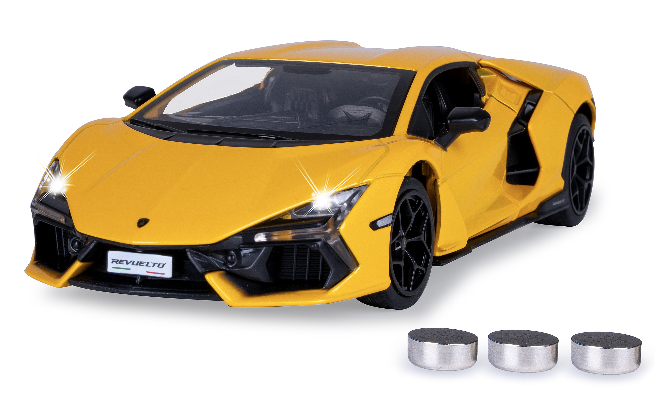 Ein gelbes Lamborghini Revuelto Modellauto mit eingeschalteten Scheinwerfern, schwarzen Rädern und drei Batterien darunter auf weißem Grund.