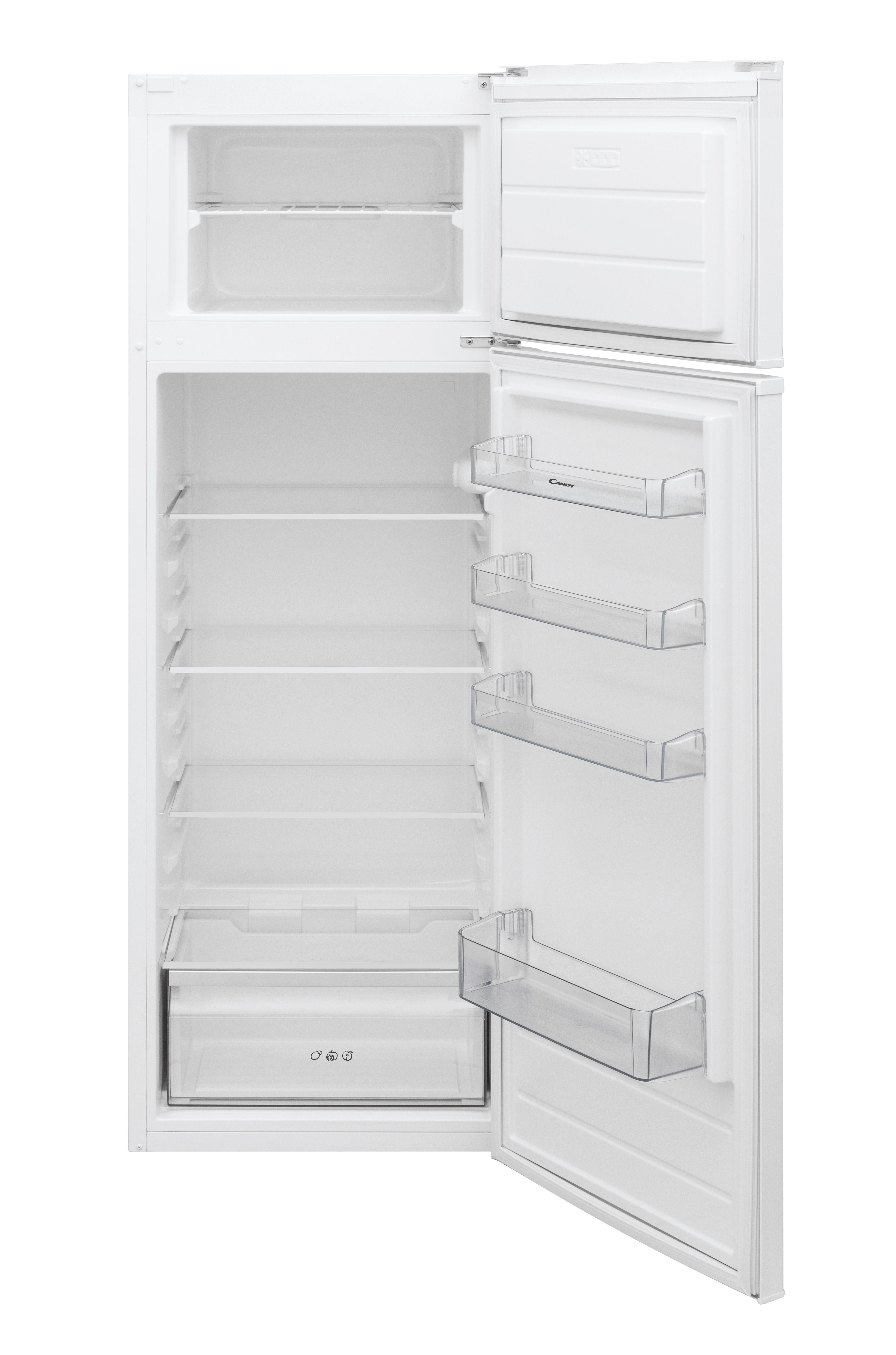 Een witte koelkast met de deur open. Binnenin zijn planken zichtbaar. Het bovenste gedeelte heeft een open vriesdeur.