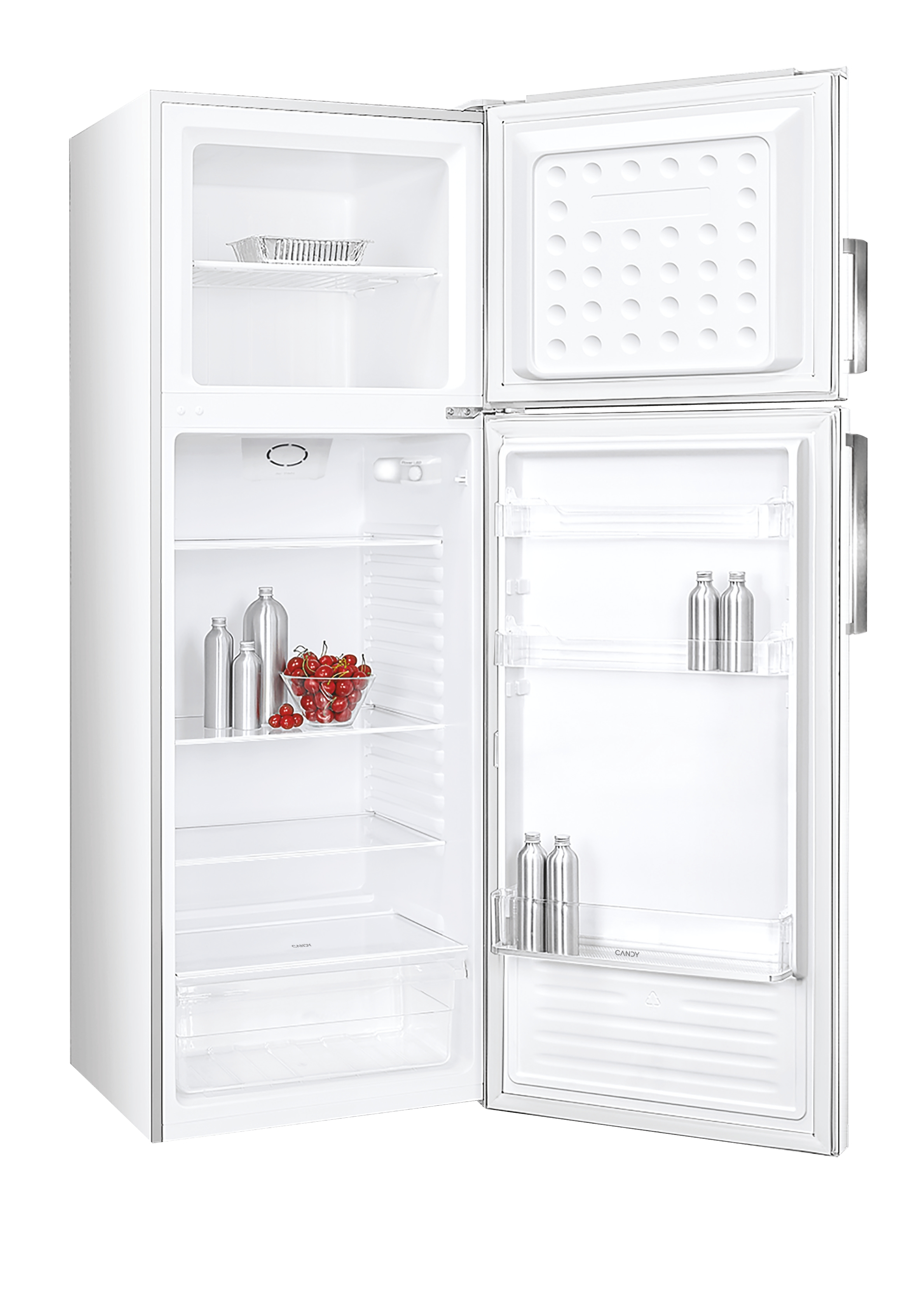 Un refrigerador blanco con la puerta abierta, mostrando estantes con botellas, cerezas y una bandeja.