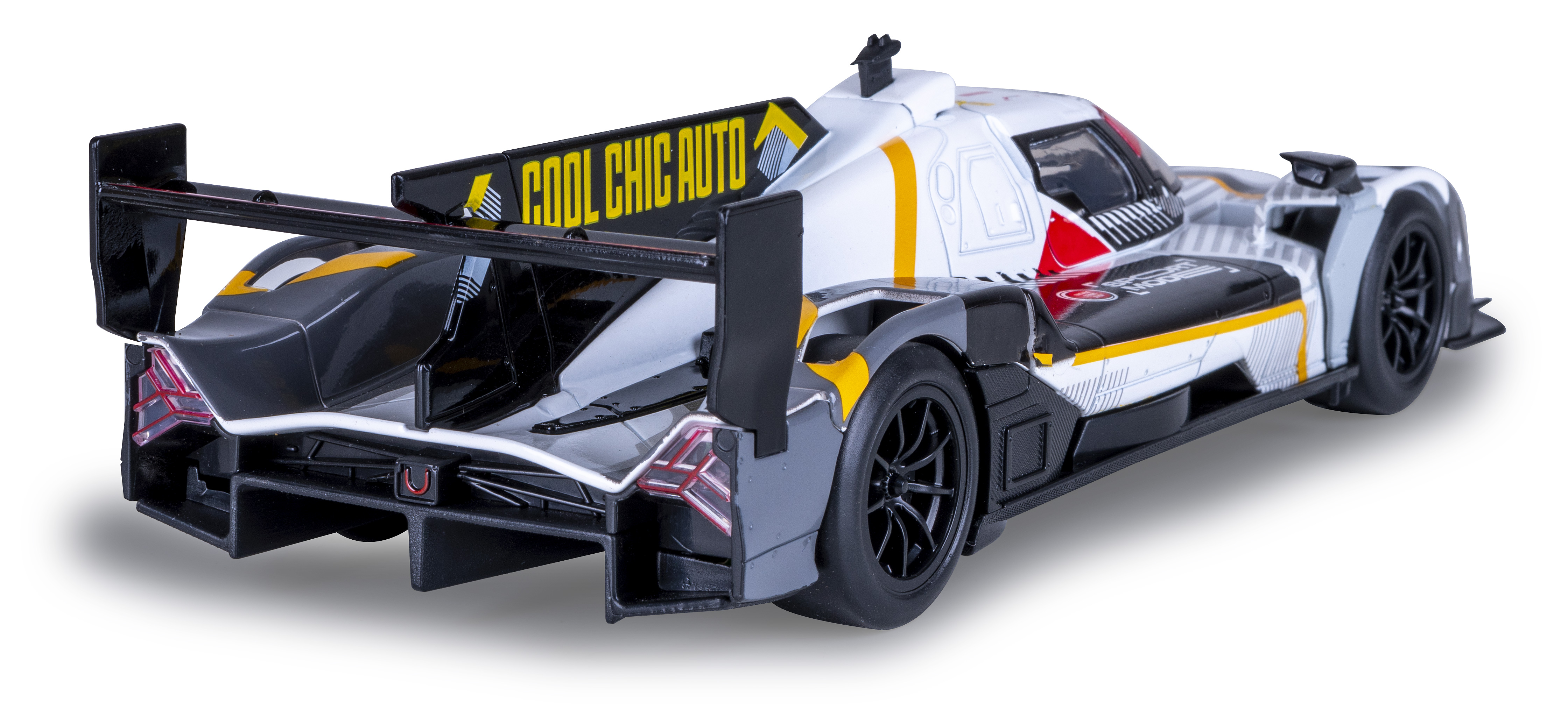 Ein weißes, schwarzes und gelbes Rennwagen-Spielzeug auf einer weißen Oberfläche. Das Auto hat einen Spoiler mit der Aufschrift 'COOL CHIC AUTO'.