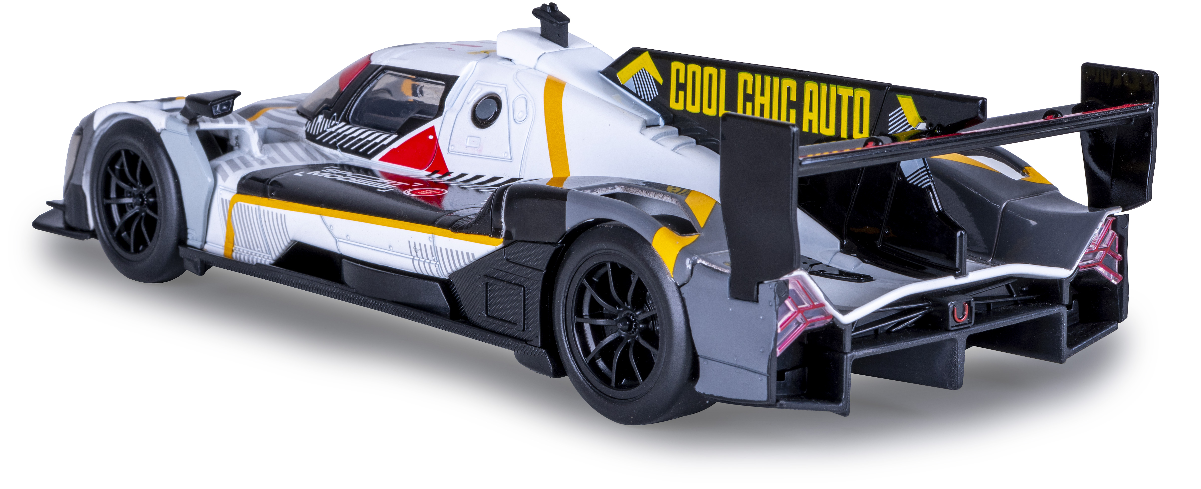 Ein weißes und schwarzes Spielzeug-Rennauto mit gelben Akzenten. Es trägt die Aufschrift 'COOL CHIC AUTO' auf dem Heckflügel.