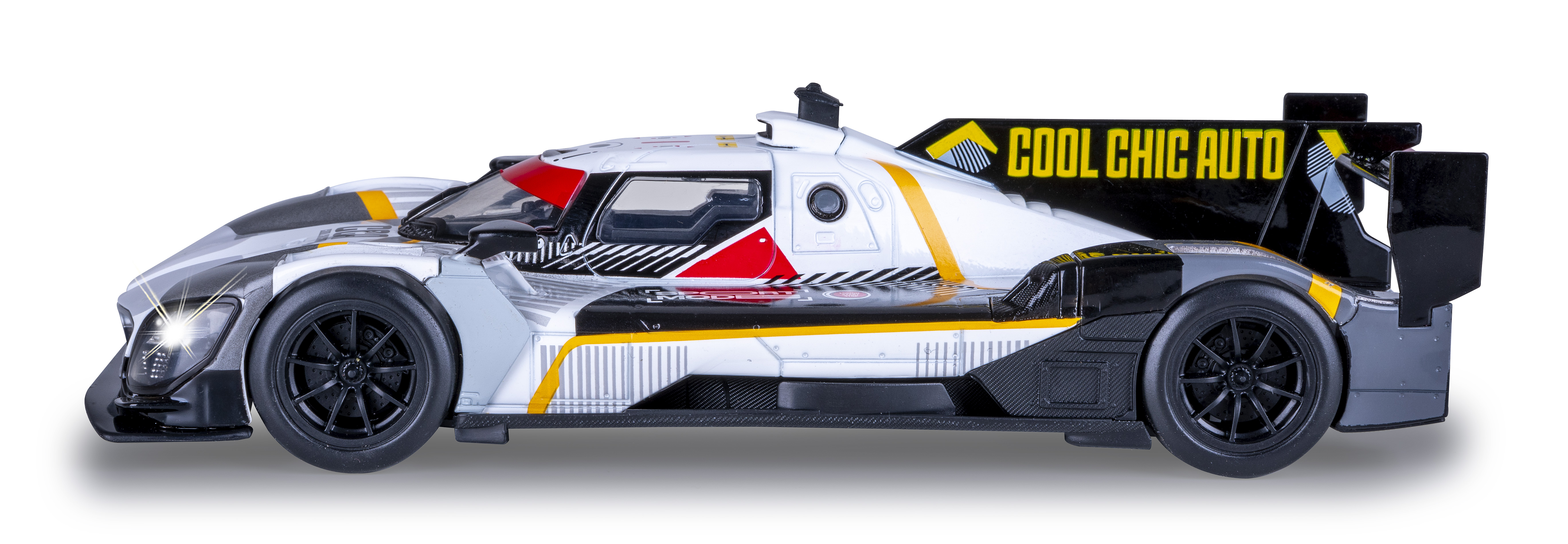 Ein weißes und graues Spielzeug-Rennauto mit schwarzen Rädern, gelben Akzenten und dem Text 'COOL CHIC AUTO' auf dem Spoiler.
