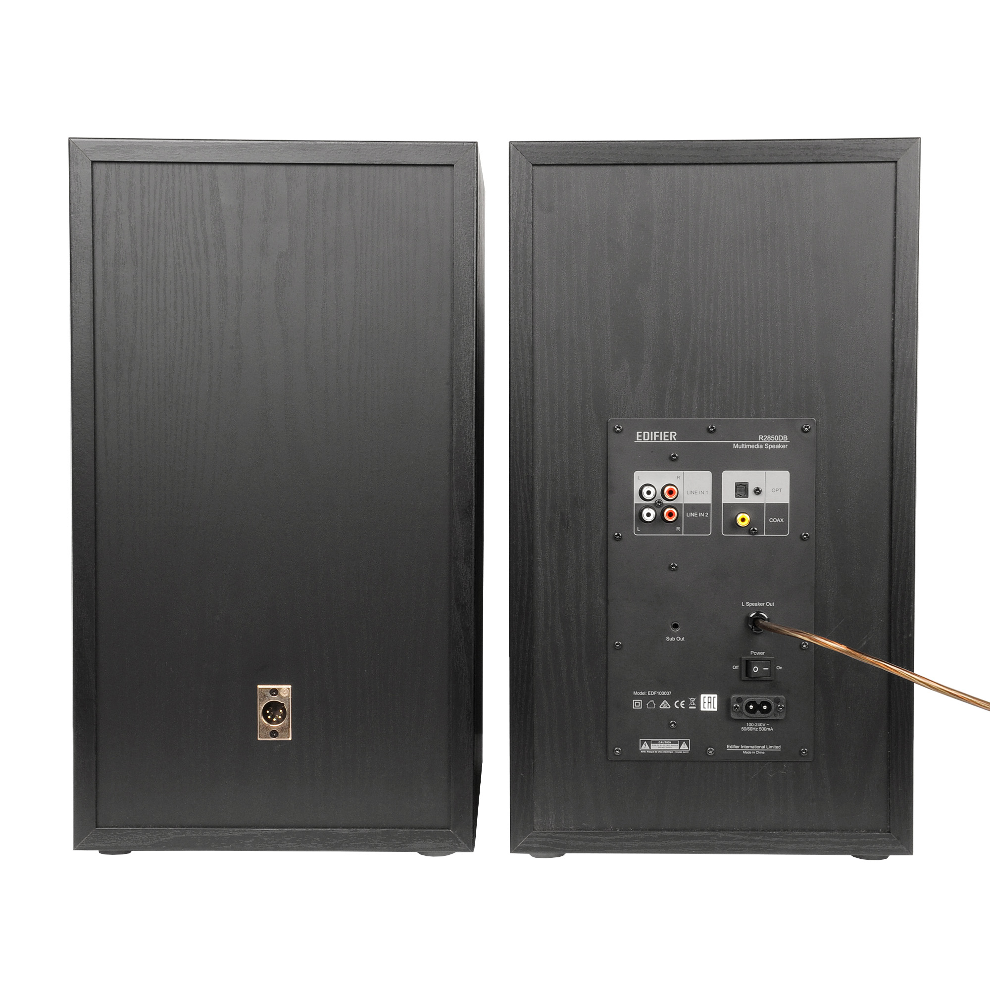 Dwa czarne drewniane głośniki na białym tle. Jeden pokazuje złącza, a drugi port. Oba na białym tle.