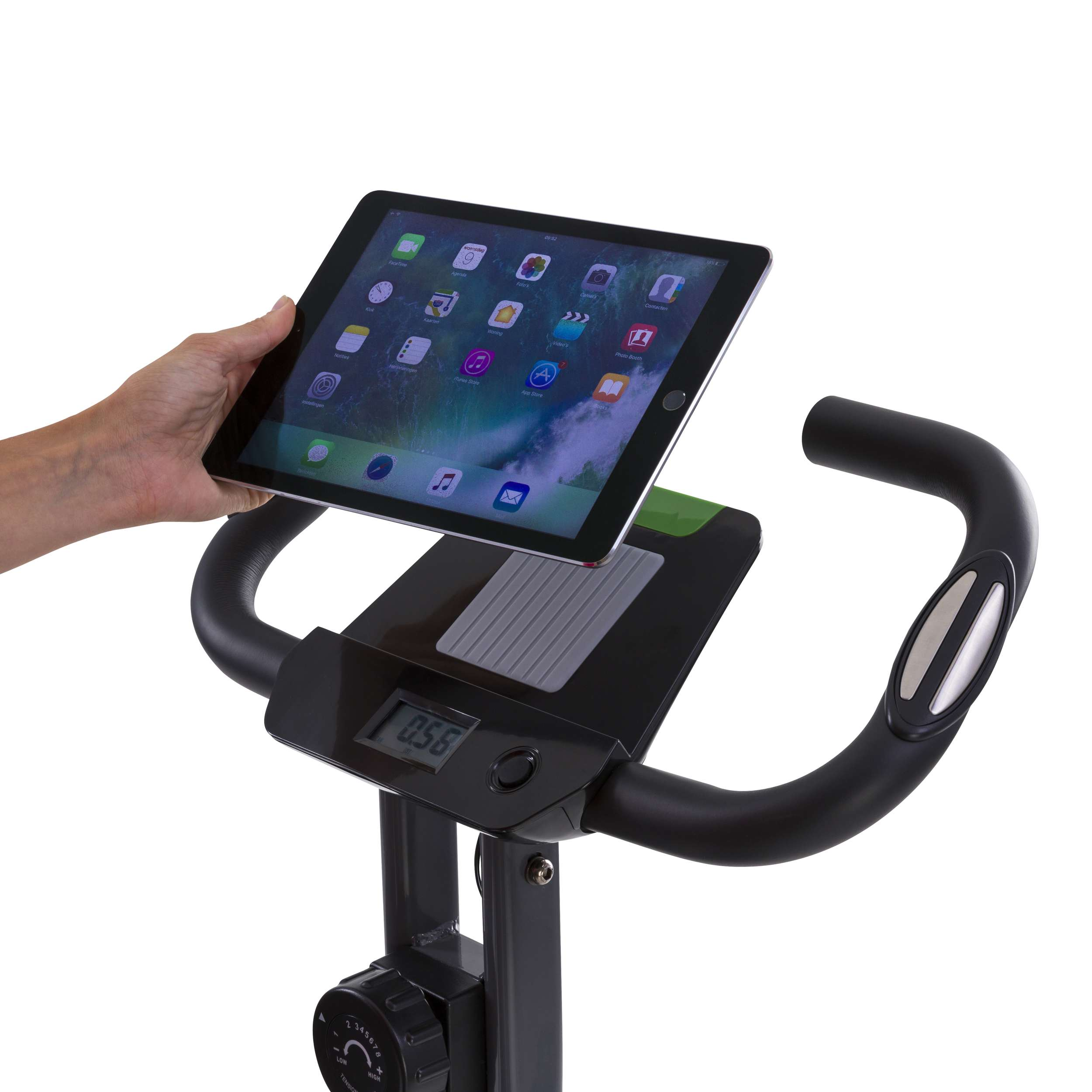 Een iPad wordt boven de console van een hometrainer gehouden. Het scherm toont app-pictogrammen. Een hand houdt de tablet vast.