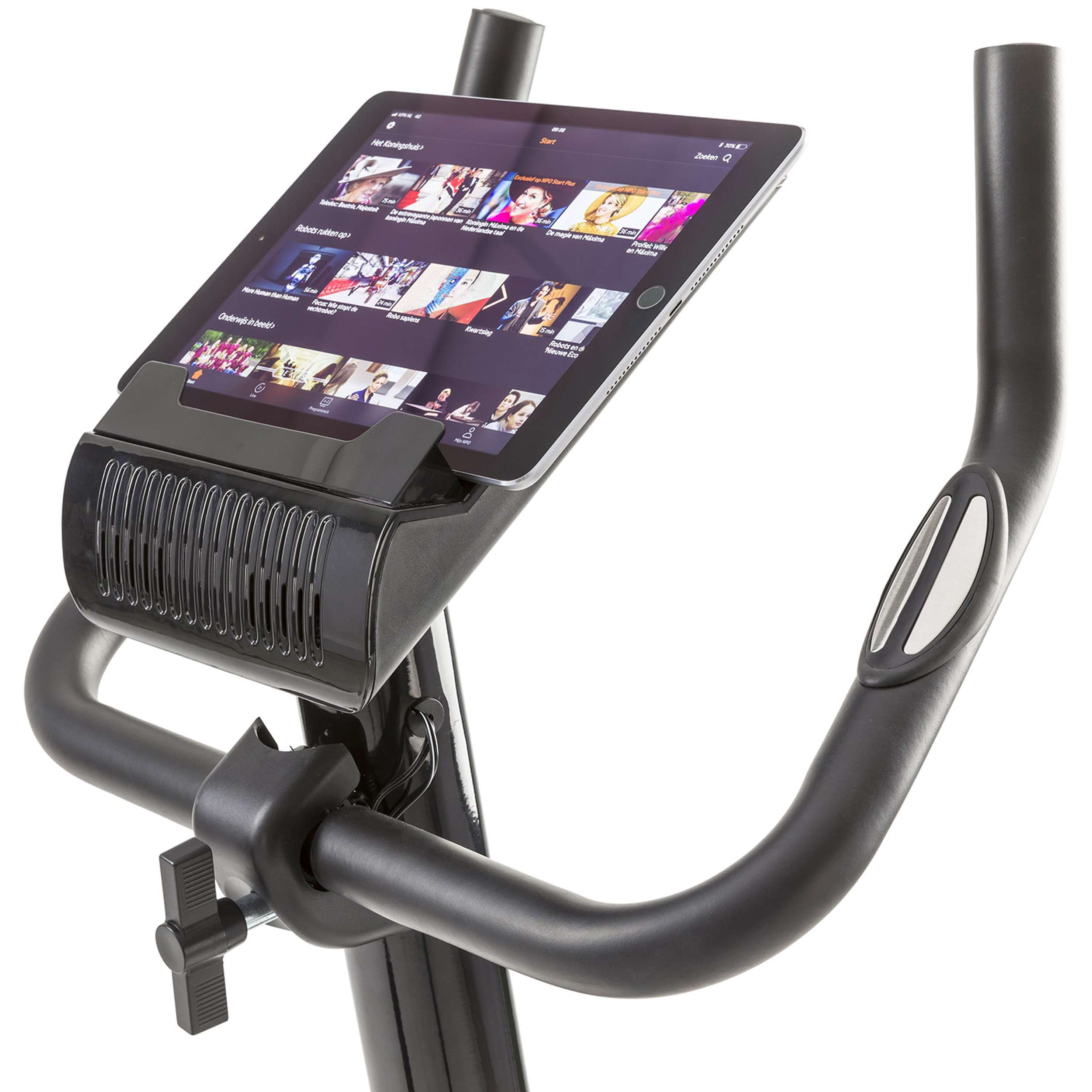 Stationaire hometrainer met een iPad met een videostreamingdienst. De fiets is zwart.
