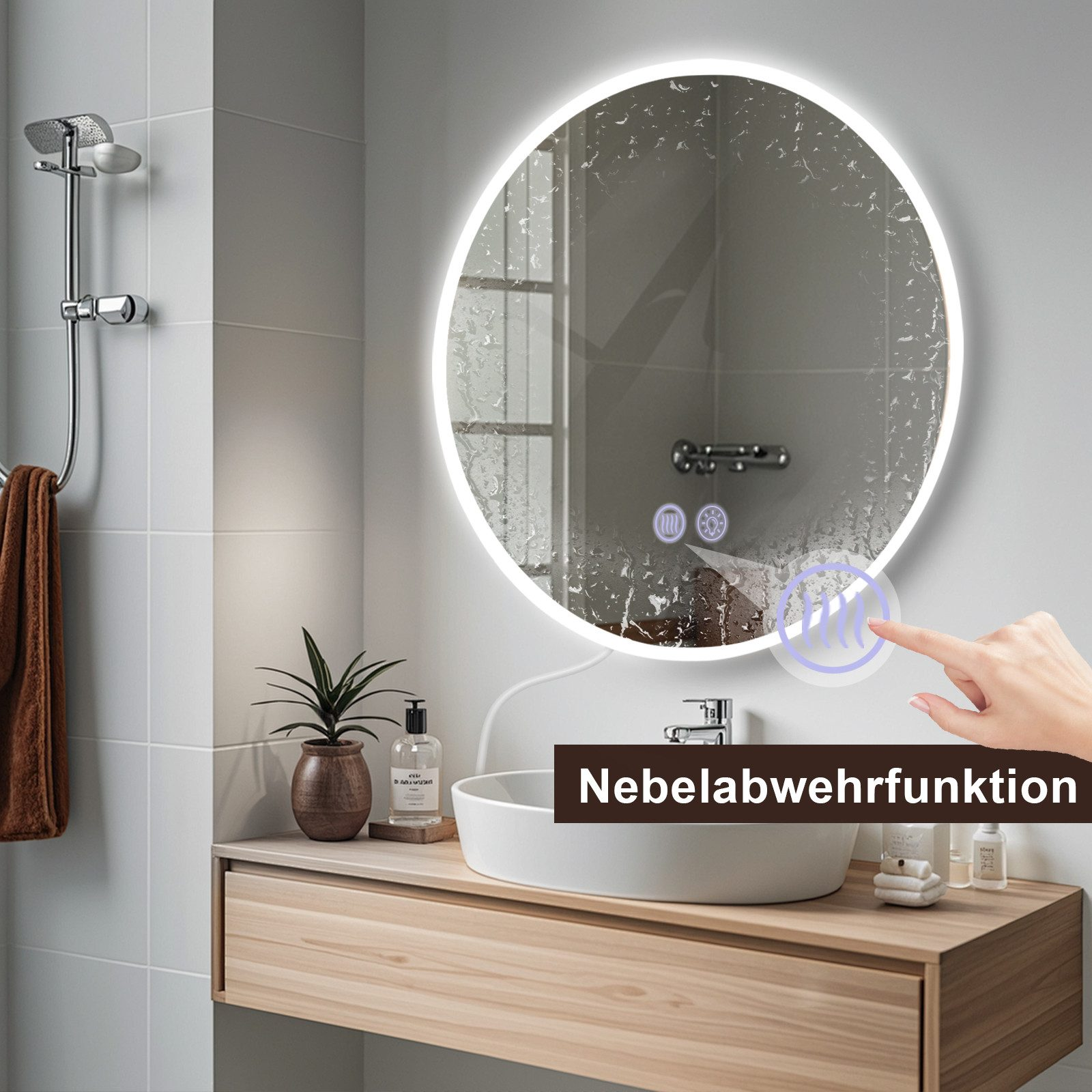 Scena di bagno con specchio rotondo illuminato. Una mano tocca lo specchio, con funzione antiappannamento. Sono visibili un lavandino e una pianta.