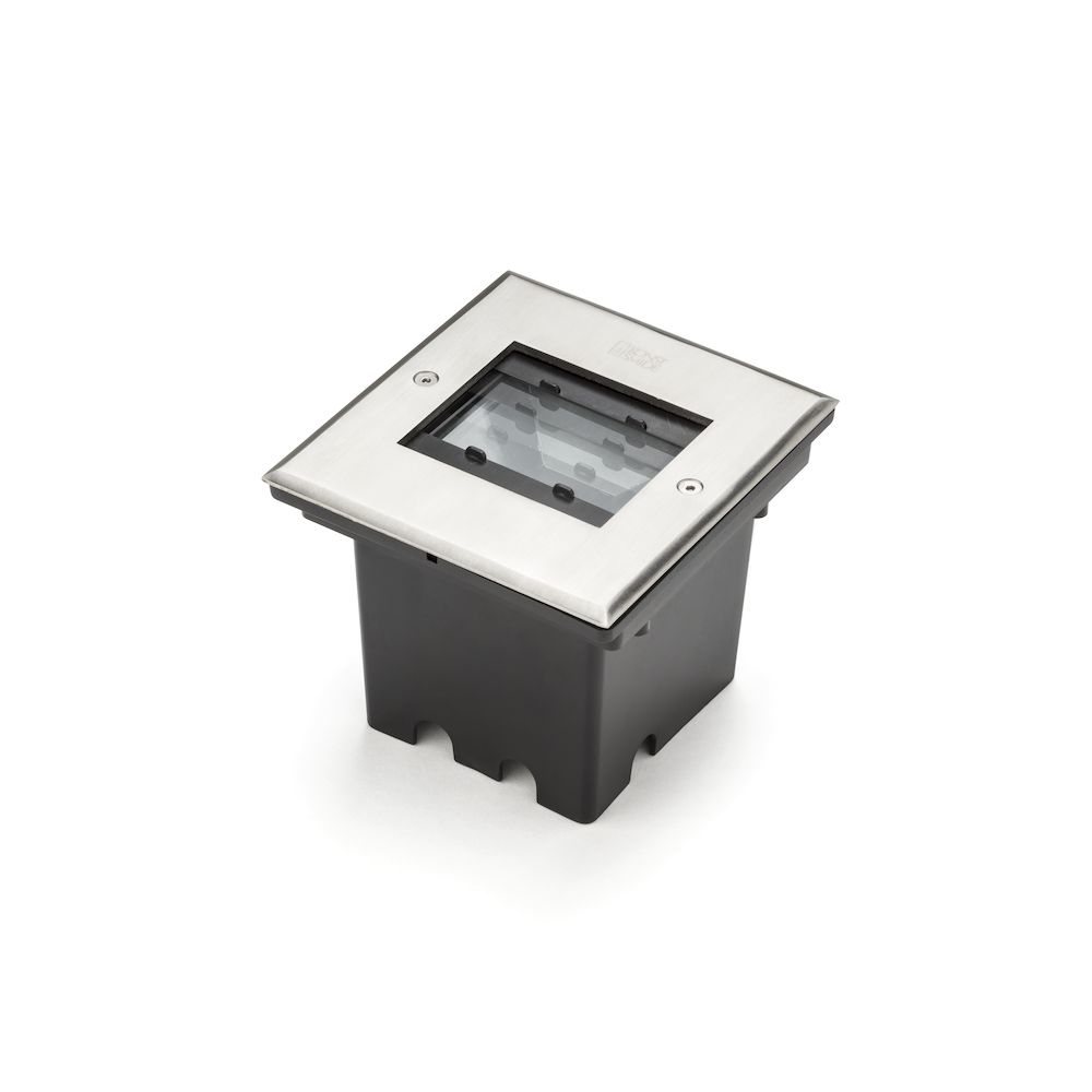 Un apparecchio di illuminazione quadrato per esterni. Ha una parte superiore argentata con un pannello di vetro e una base nera, su una superficie bianca.