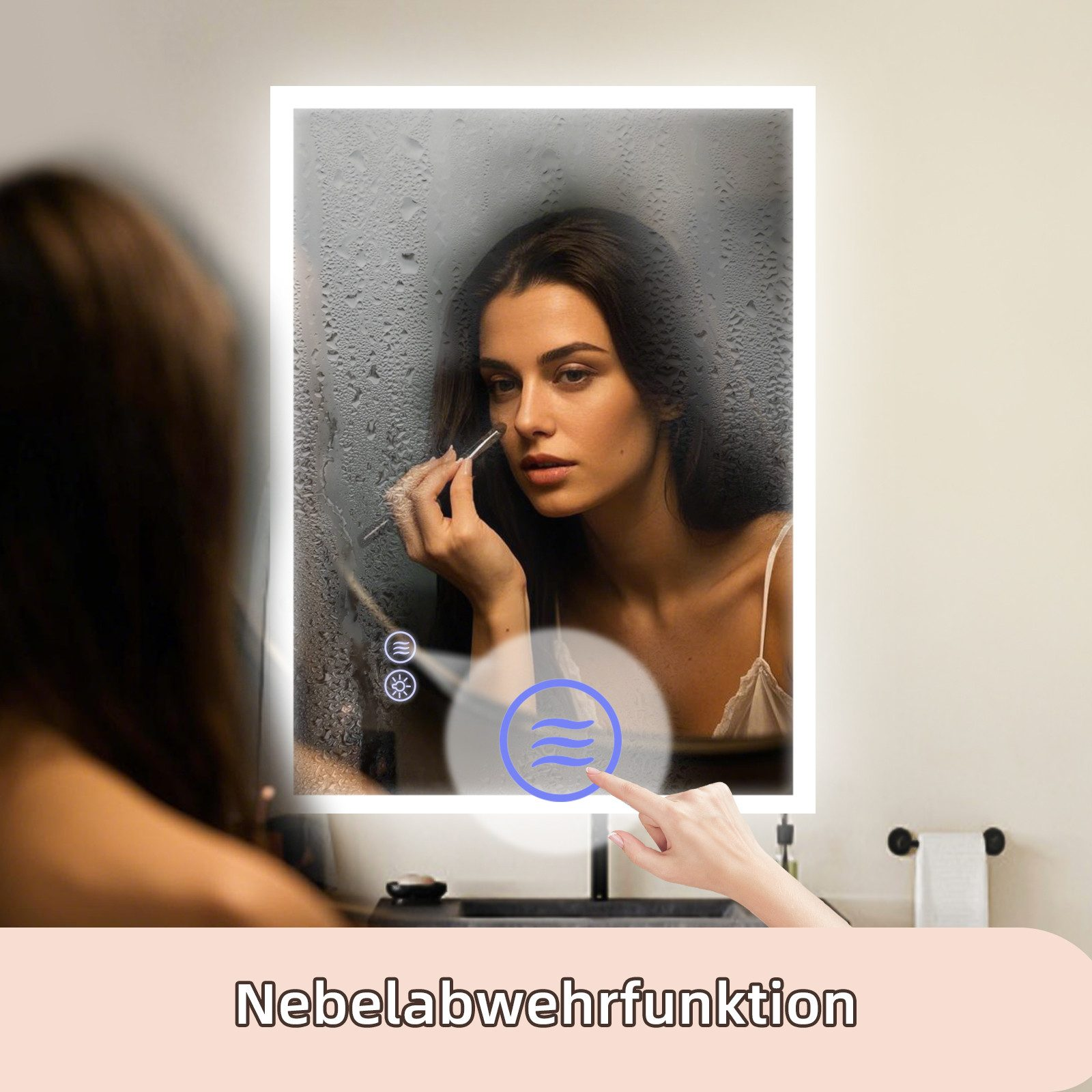 Kobieta w lustrze łazienkowym nakłada makijaż. Ręka dotyka przycisku przeciwmgielnego lustra.
