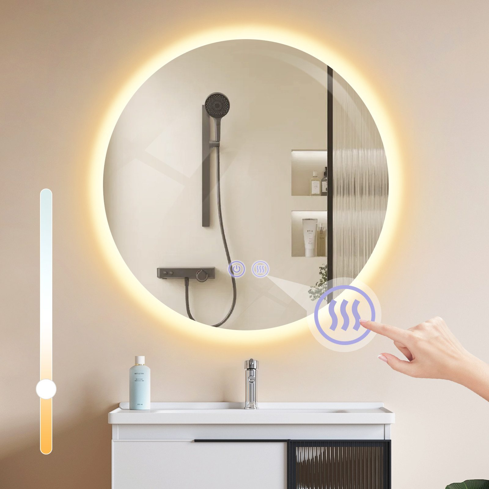 Specchio da bagno rotondo illuminato con soffione doccia, comandi touch e mano che tocca l'icona del riscaldamento.