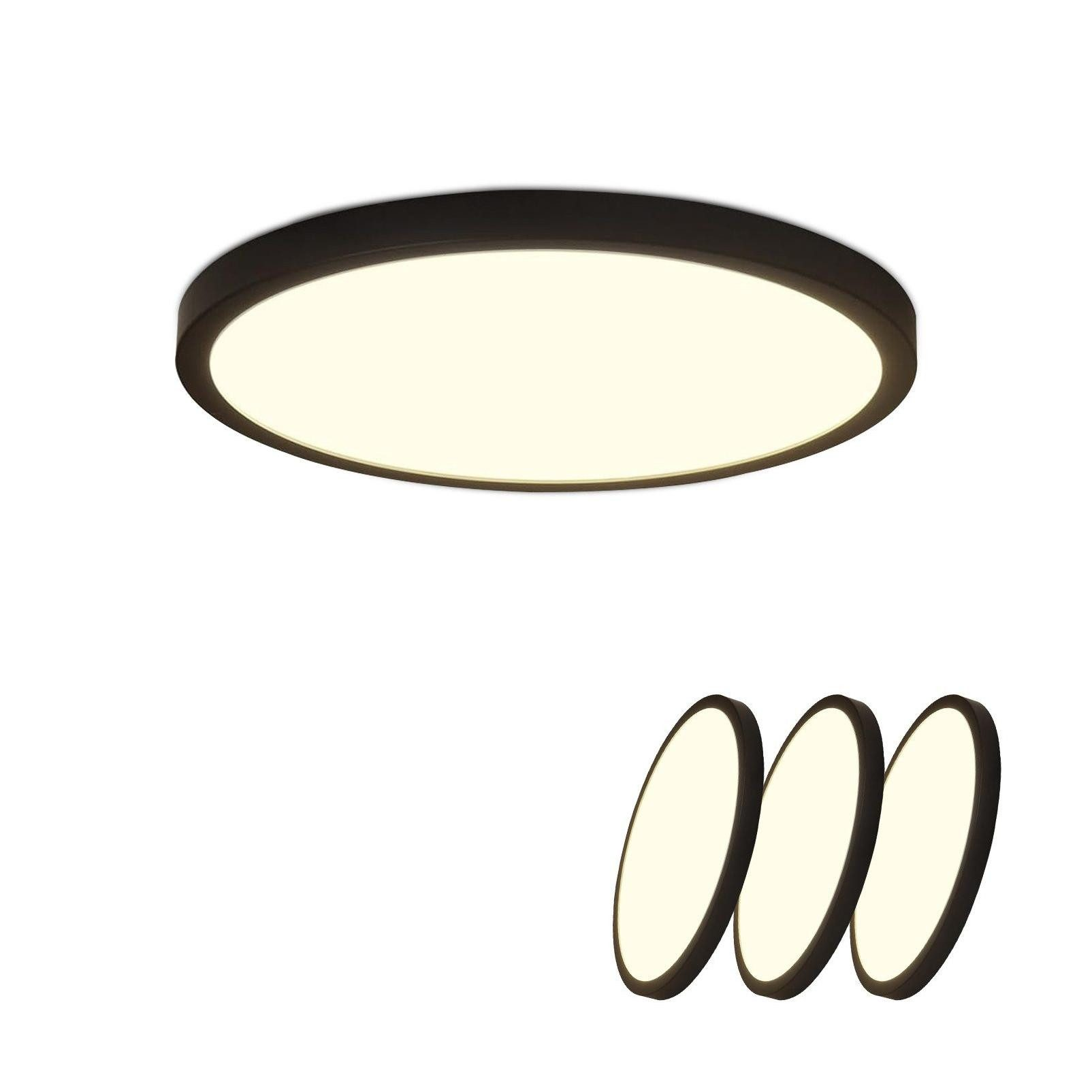 L'immagine mostra una grande plafoniera rotonda sopra tre luci più piccole e identiche. Tutte hanno bordi scuri ed emettono una luce soffusa.