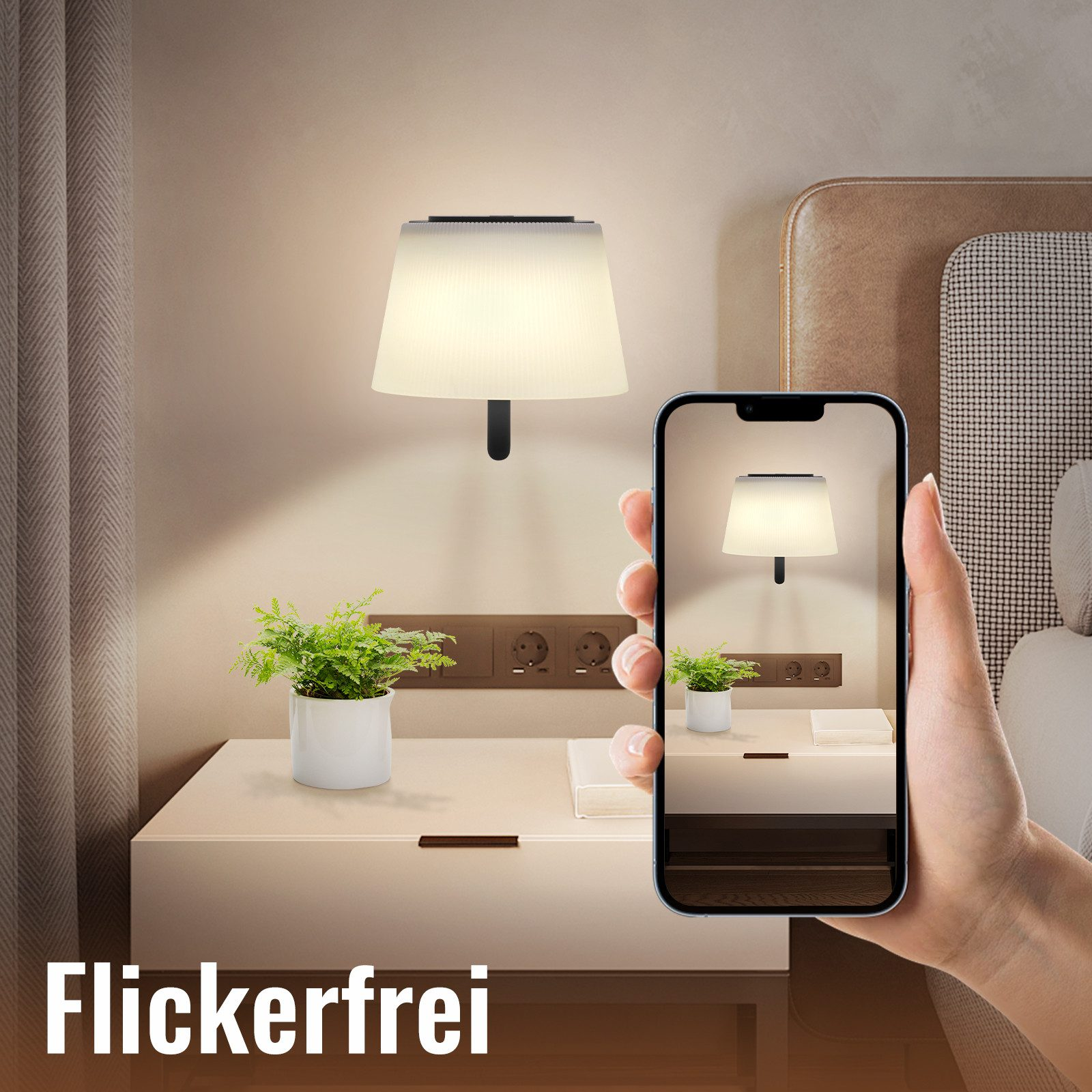 Una mano tiene un telefono che mostra una lampada e una pianta. C'è una lampada fissata al muro. La stanza è beige.