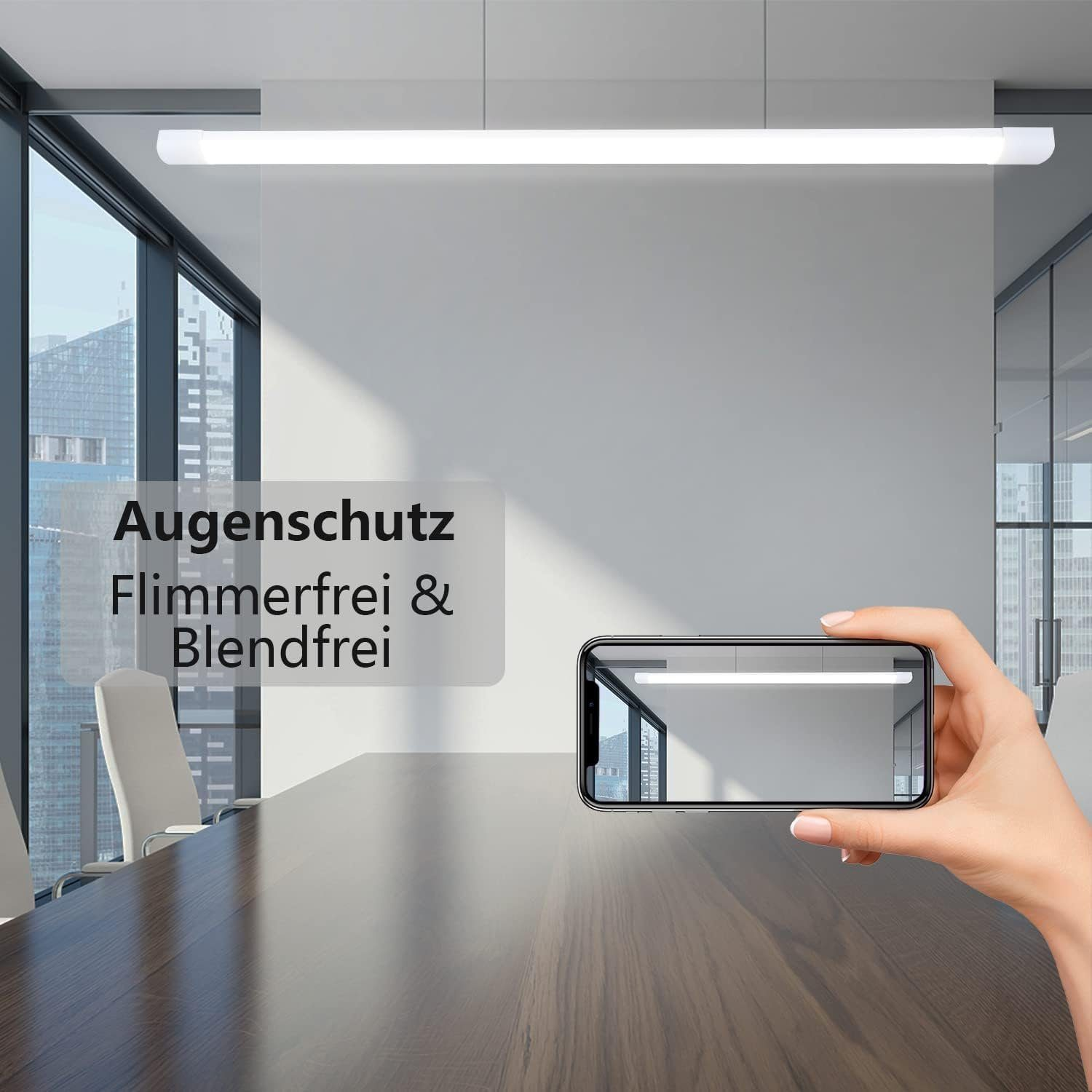 Osoba trzyma telefon pokazujący oprawę oświetleniową. Pokój ma stół, krzesła i okno z widokiem na miasto.