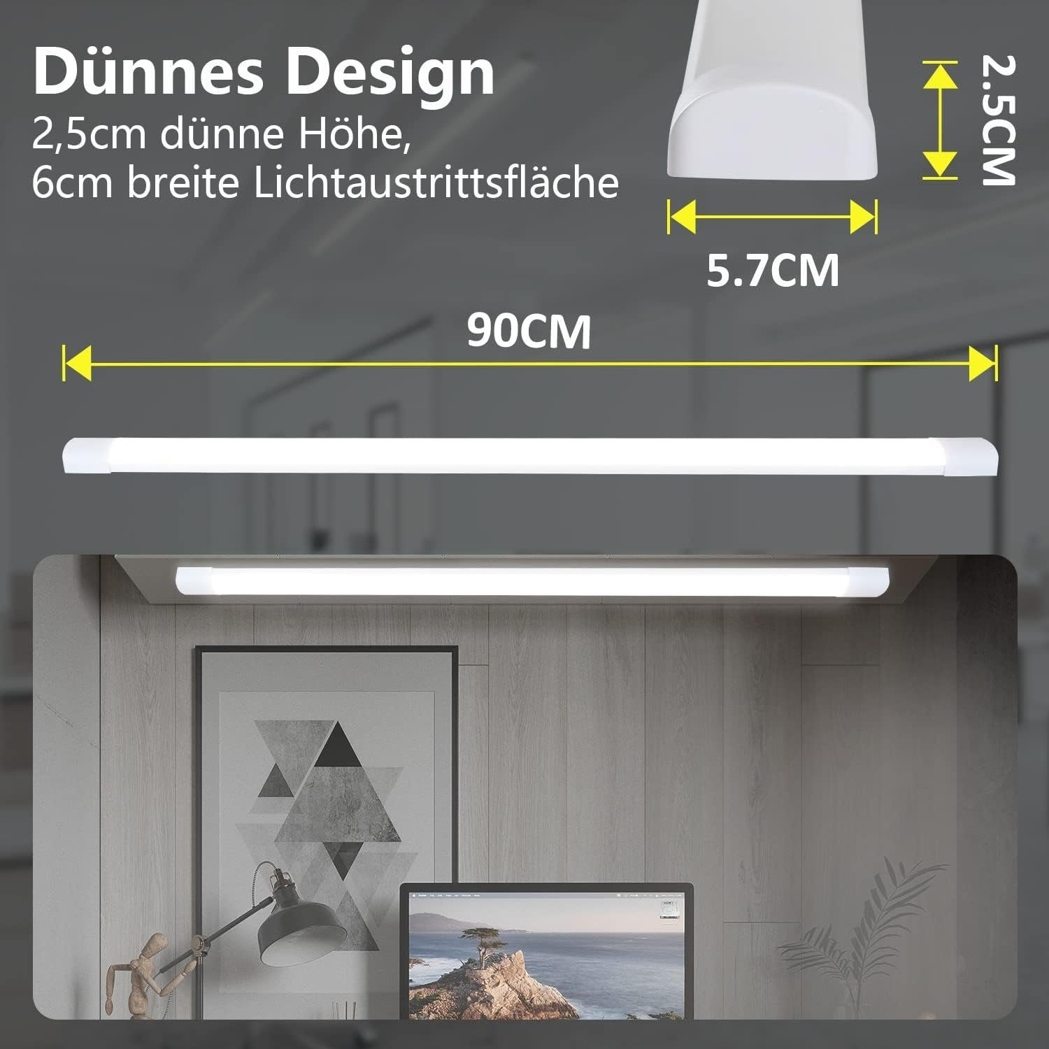 Białe światło LED jest zamontowane pod półką. Poniżej znajduje się biurko z laptopem, oprawionymi grafikami i lampą biurkową.