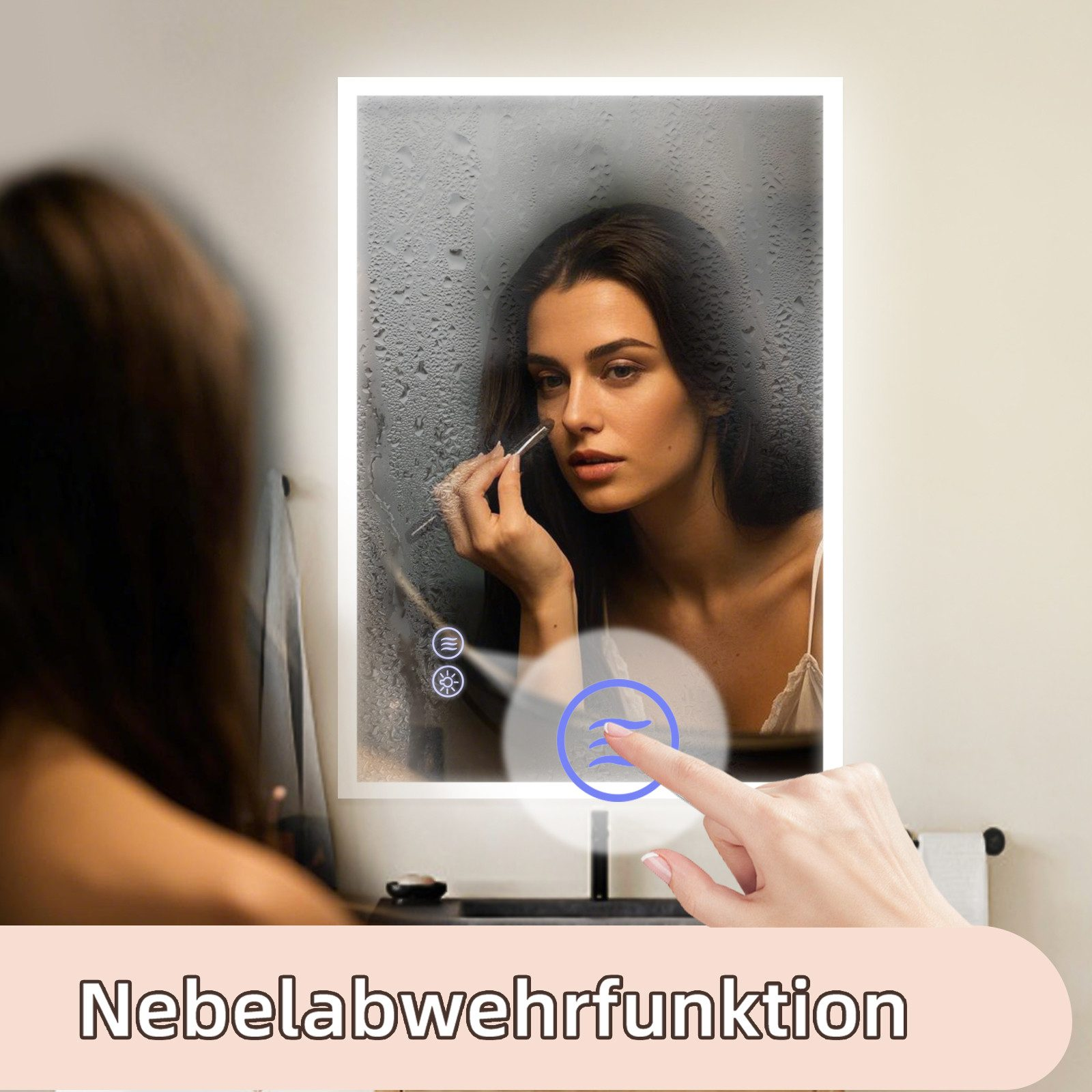 Kobieta nakłada makijaż w lustrze. Dłoń dotyka sterowania lustra. Lustro ma funkcję przeciwmgielną.
