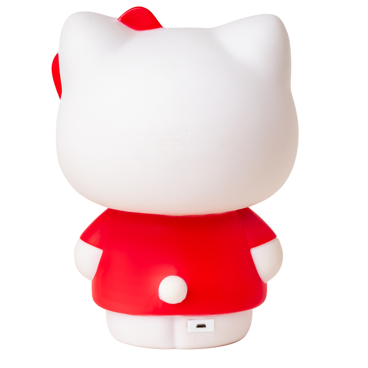 Una lampada di Hello Kitty, vista posteriore. È bianca con un fiocco rosso e una camicia rossa. La lampada ha una coda bianca e una porta di ricarica.