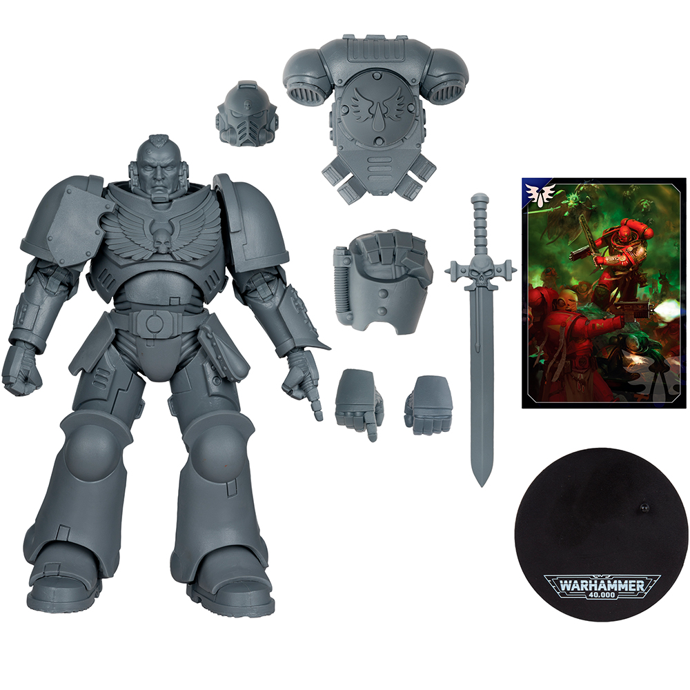 Eine graue Warhammer 40.000 Actionfigur, Rüstungsteile, Schwert und eine Karte mit einer Kampfszene, plus eine Basis mit Logo.