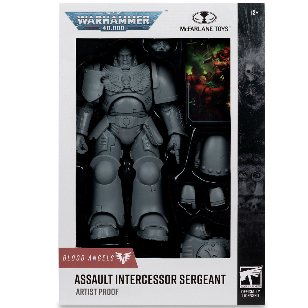 Eine graue Assault Intercessor Sergeant Actionfigur in ihrer Box. Die Box hat die Logos Warhammer 40.000 und McFarlane Toys.