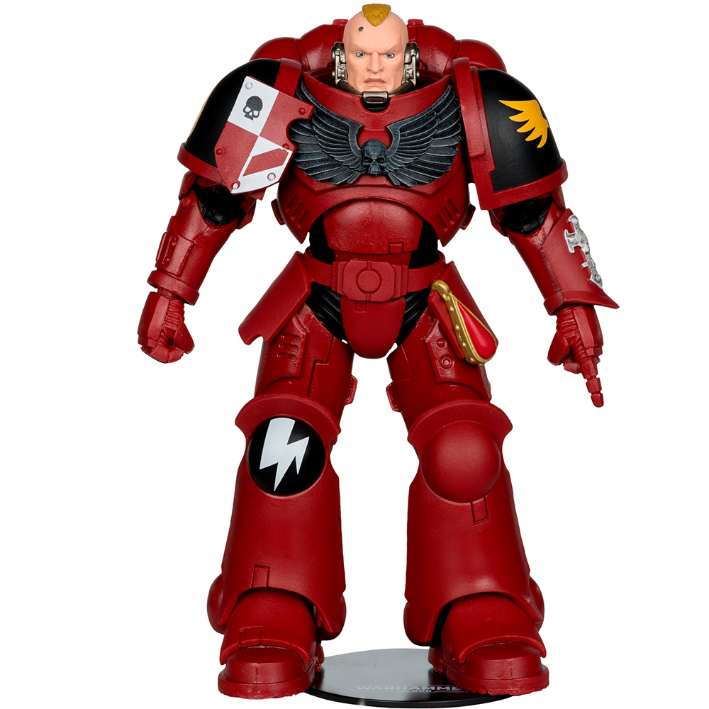 Una figura d'azione rossa di Warhammer 40K in piedi. Indossa un'armatura rossa con spalline nere. La figura ha un volto severo e un'acconciatura a mohawk.