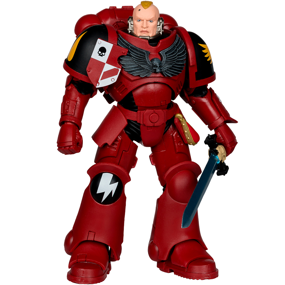 Un'action figure rossa di Space Marine con una spada. Ha un'emblema di teschio, capelli gialli e uno scudo bianco e nero.
