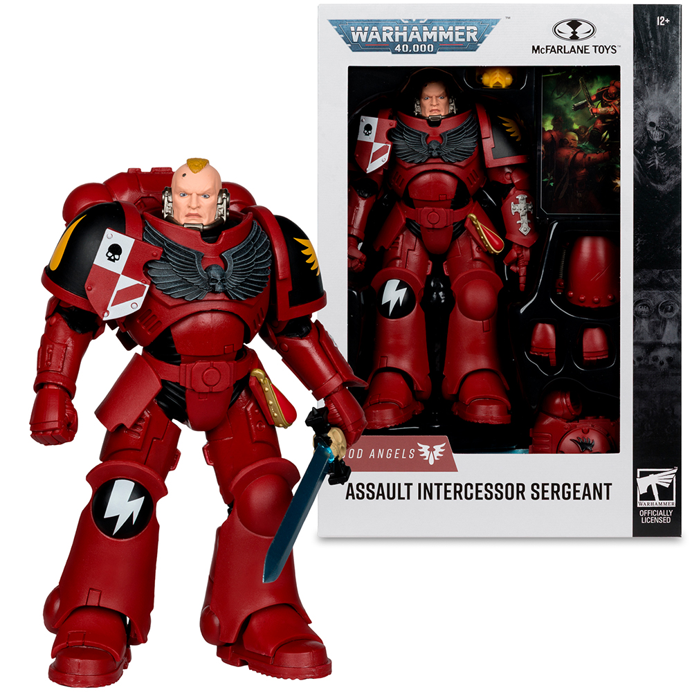 Una action figure rossa di Warhammer 40k di un sergente Assault Intercessor, con una spada, con una figura in scatola sullo sfondo.