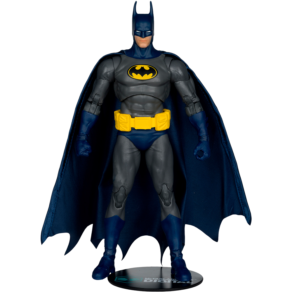 Action figure di Batman, costume grigio e blu, cintura gialla, mantello nero, in piedi su una base nera con testo.