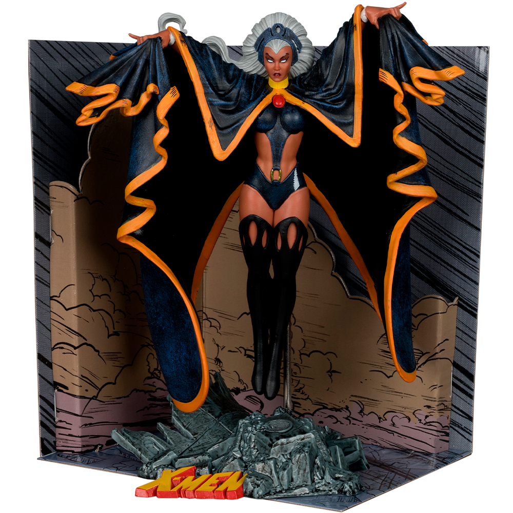 Storm-Figur mit offenen Armen, schwarzem Umhang mit orangefarbenem Saum, schwarzem Outfit und weißem Haar. X-Men-Logo im Vordergrund.