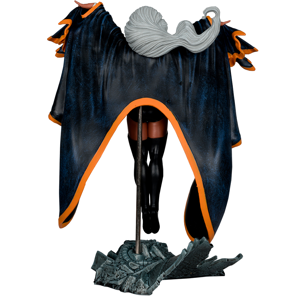 Eine Statue von Storm aus X-Men, von hinten gesehen. Sie trägt einen schwarzen Umhang mit orangem Rand. Ihr graues Haar ist sichtbar.