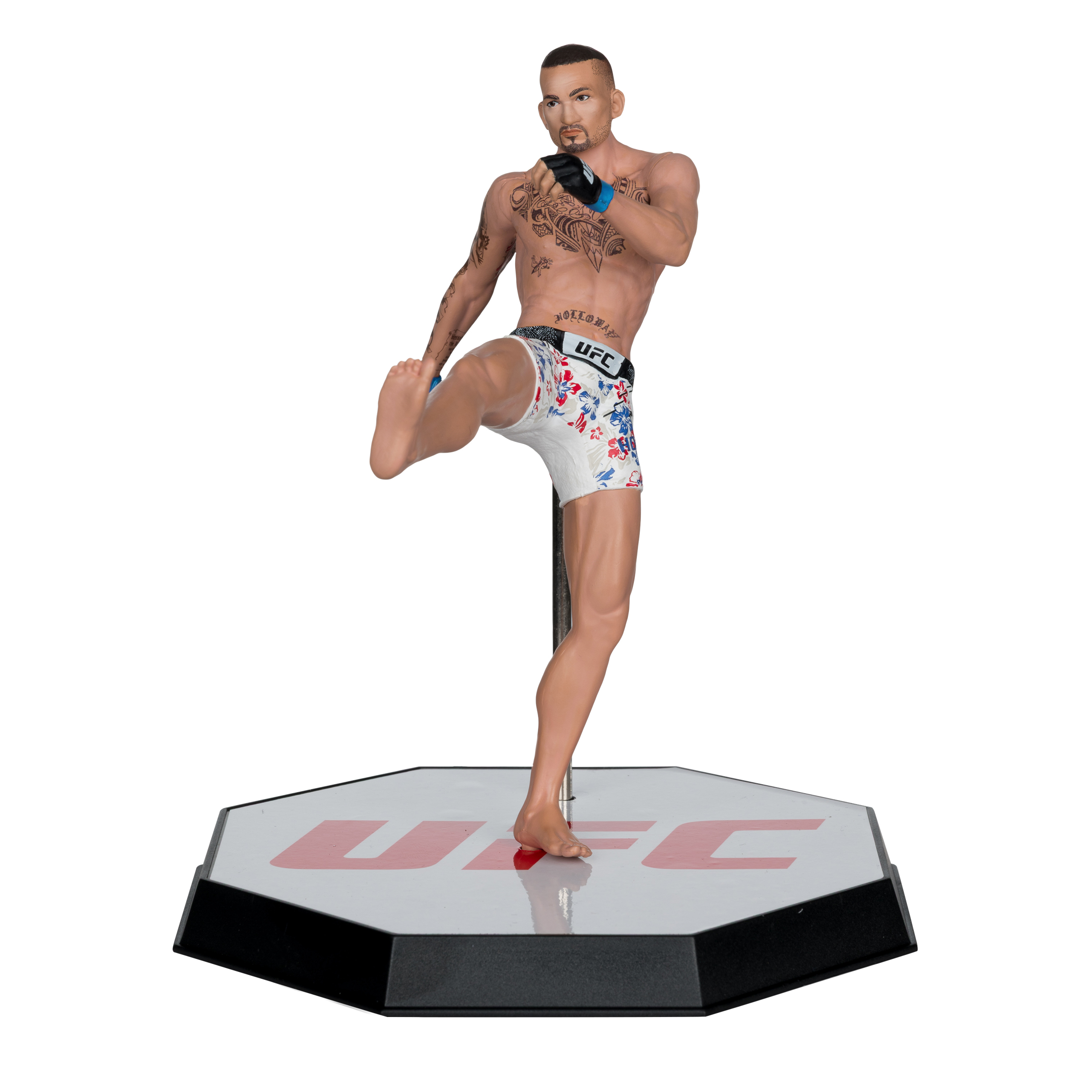 Figur eines männlichen UFC-Kämpfers, der tritt. Er steht auf einem Ständer mit dem UFC-Logo. Tattoos sichtbar. Trägt Shorts mit floralem Aufdruck.