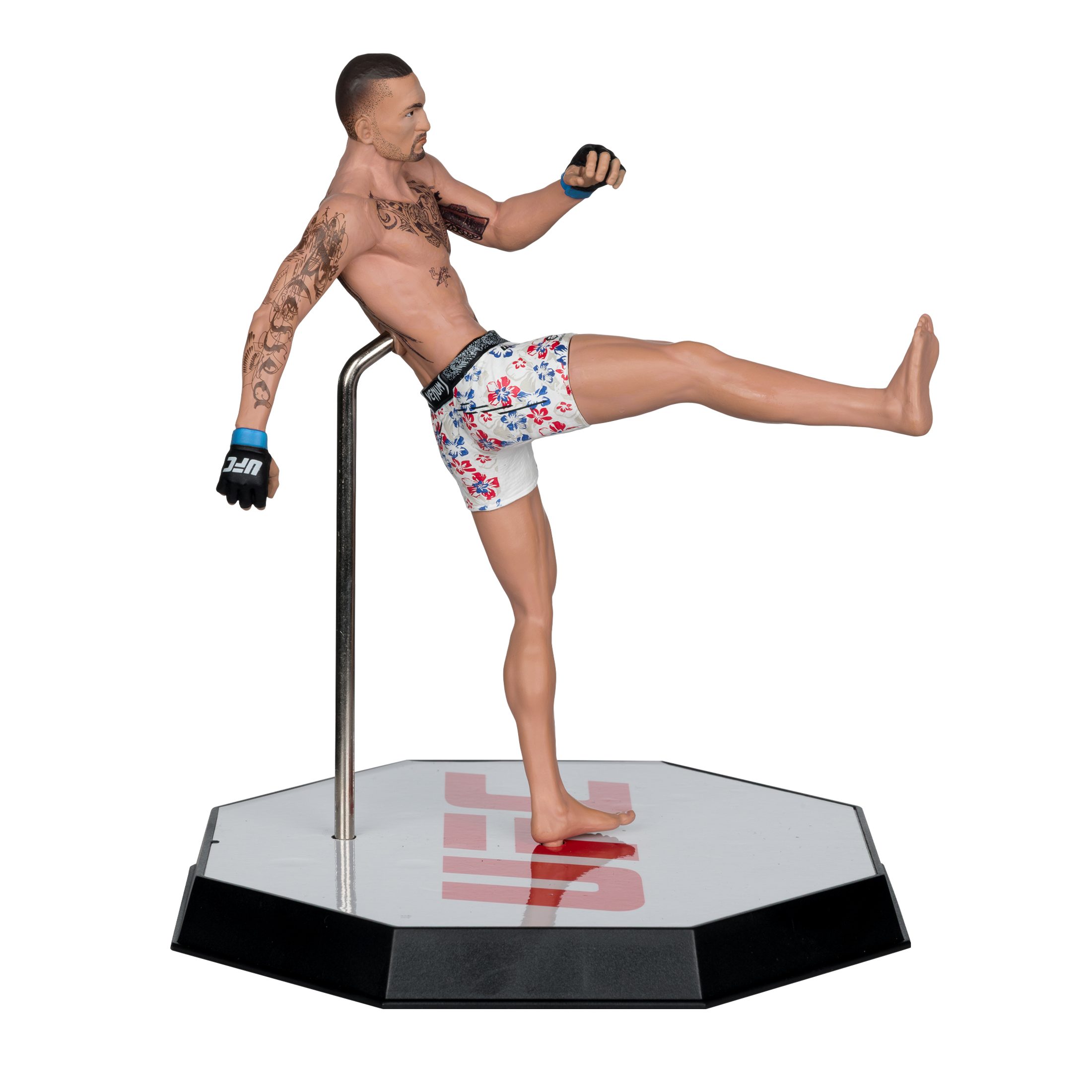 Figur eines Mannes in Shorts und Handschuhen beim Treten. Er steht auf einer UFC-Basis. Tattoos sind auf seinem Arm sichtbar.
