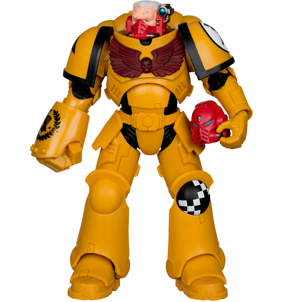 Una action figure gialla di un marine spaziale con un casco rosso. Ha una maschera facciale rossa e un design a scacchi sulla gamba.