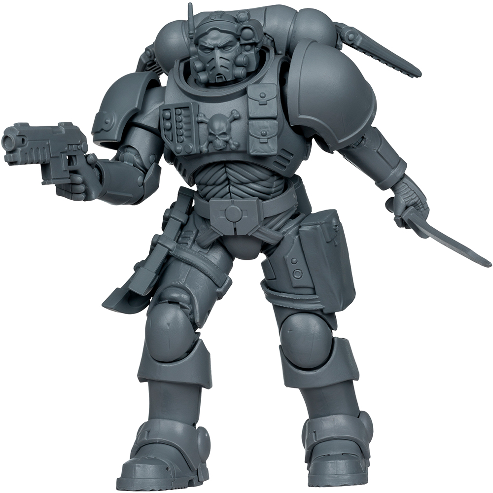 Una action figure grigia di Space Marine in piedi che tiene una pistola e un coltello. La figura è corazzata, con un'emblema a teschio, in posa di combattimento.