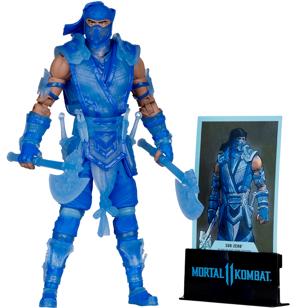 Una action figure di Sub-Zero con asce. Una carta accanto mostra Sub-Zero. Il logo Mortal Kombat 11 è alla base della carta.