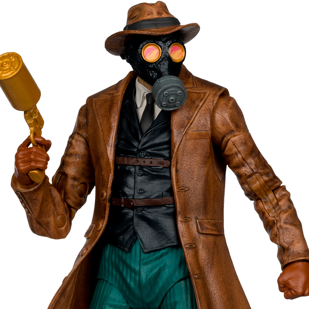 Una figura con cappotto marrone, cappello e maschera antigas, che tiene in mano un oggetto d'oro. La figura indossa un gilet nero, una cravatta e pantaloni verdi.