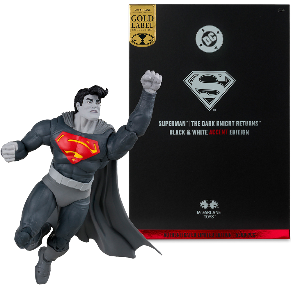 Action figure di Superman in volo. Abito nero e grigio con emblema rosso e giallo sul petto. Sfondo nero con logo Superman.