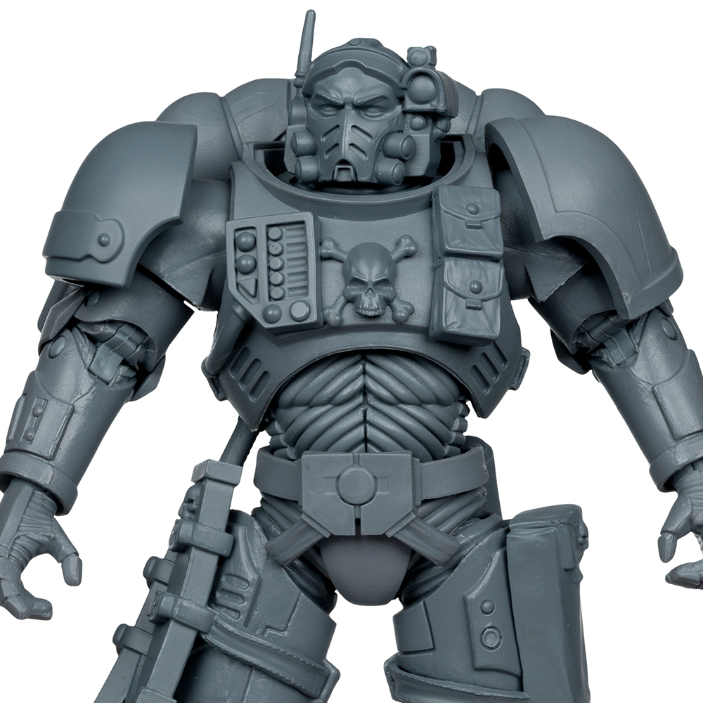 Un'action figure grigia di Space Marine. Ha un teschio sul petto, spalline e un casco con respiratore.